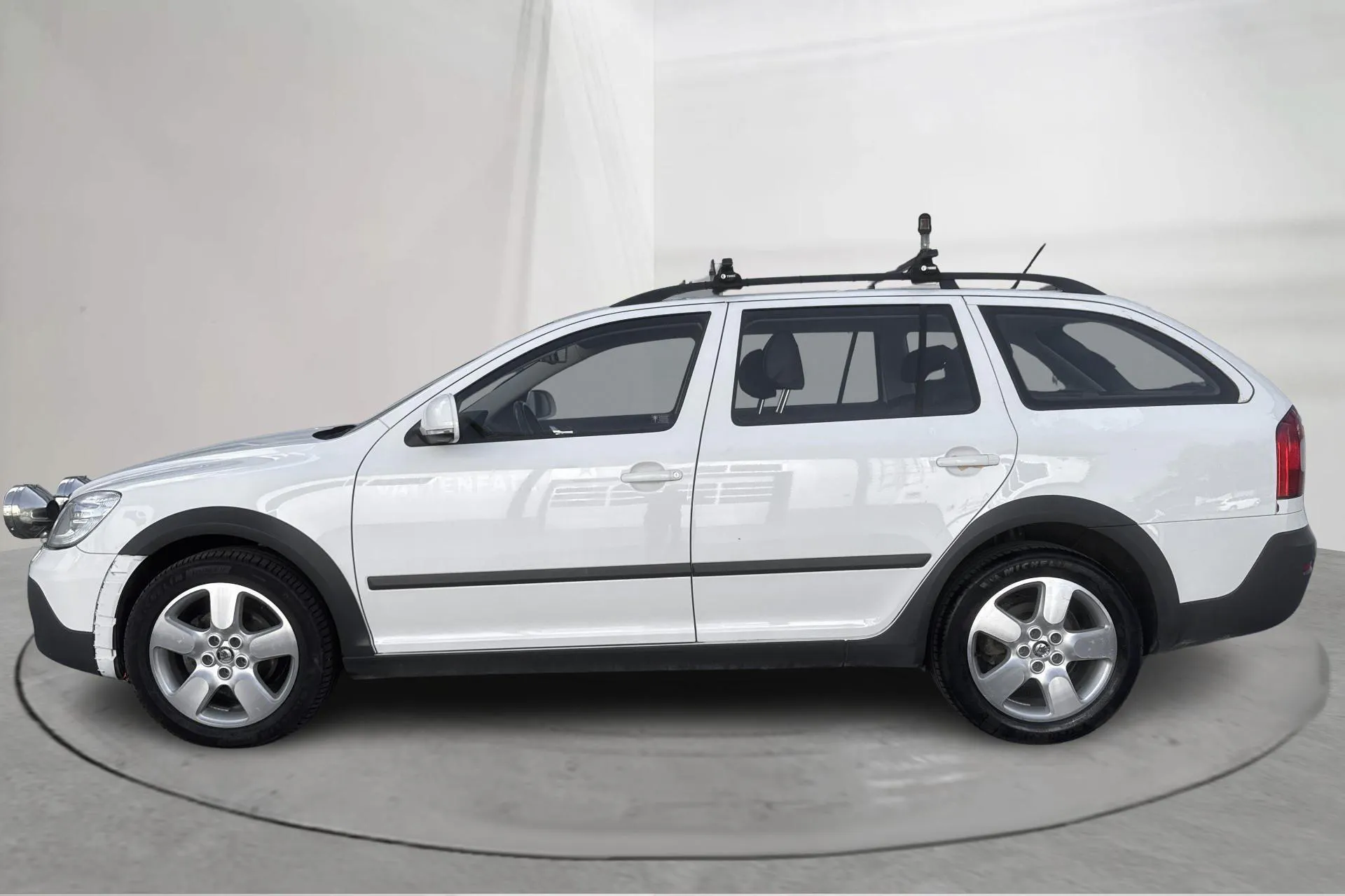 Presentationsfoto 2 av 16: Skoda Octavia Scout II 2.0 TDI 4X4 (140hk) - 15 648 mil - Manuell - vit - 2012