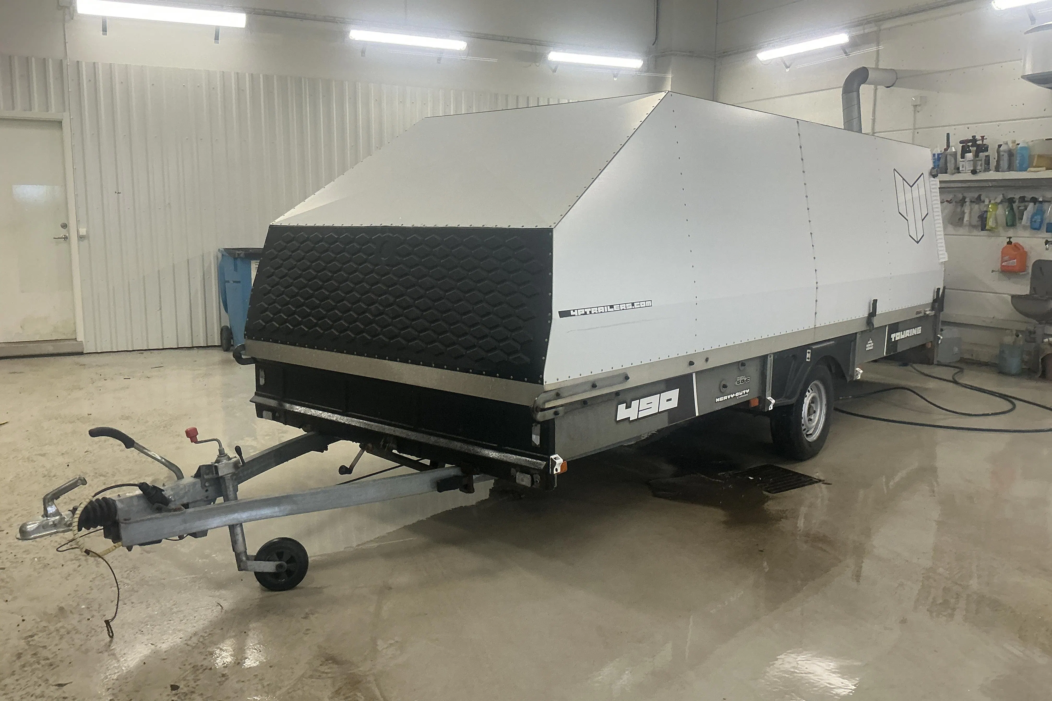 Presentationsfoto 1 av 12: NORTH GRADE 4P TOURING 490 TXI Kåpsläpvagn med tippfunktion Släpvagn - 0 km - 2017