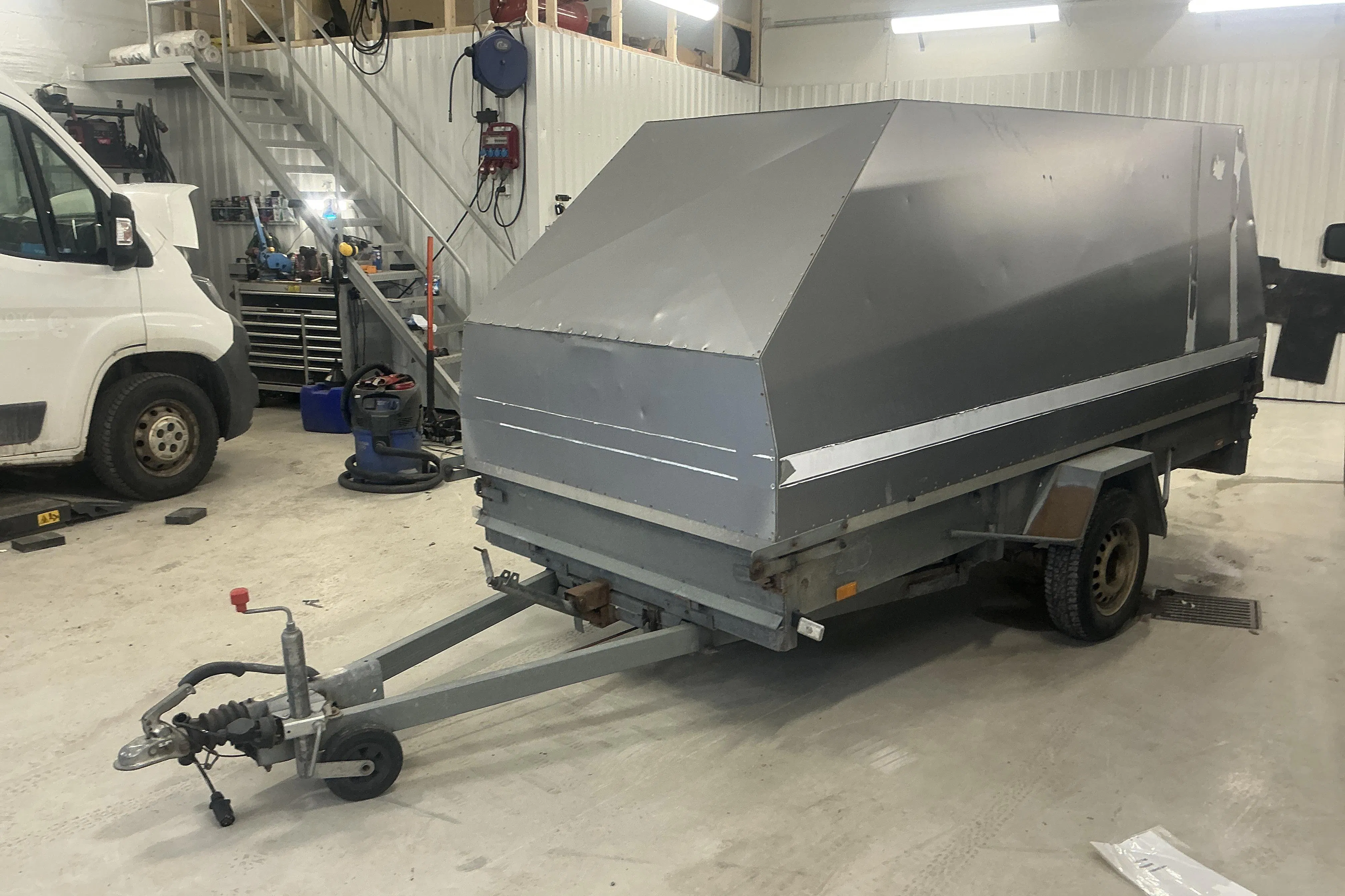 Presentationsfoto 1 av 10: TIAB 4P 5375 Kåpsläpvagn Släpvagn - 0 km - grå - 2011