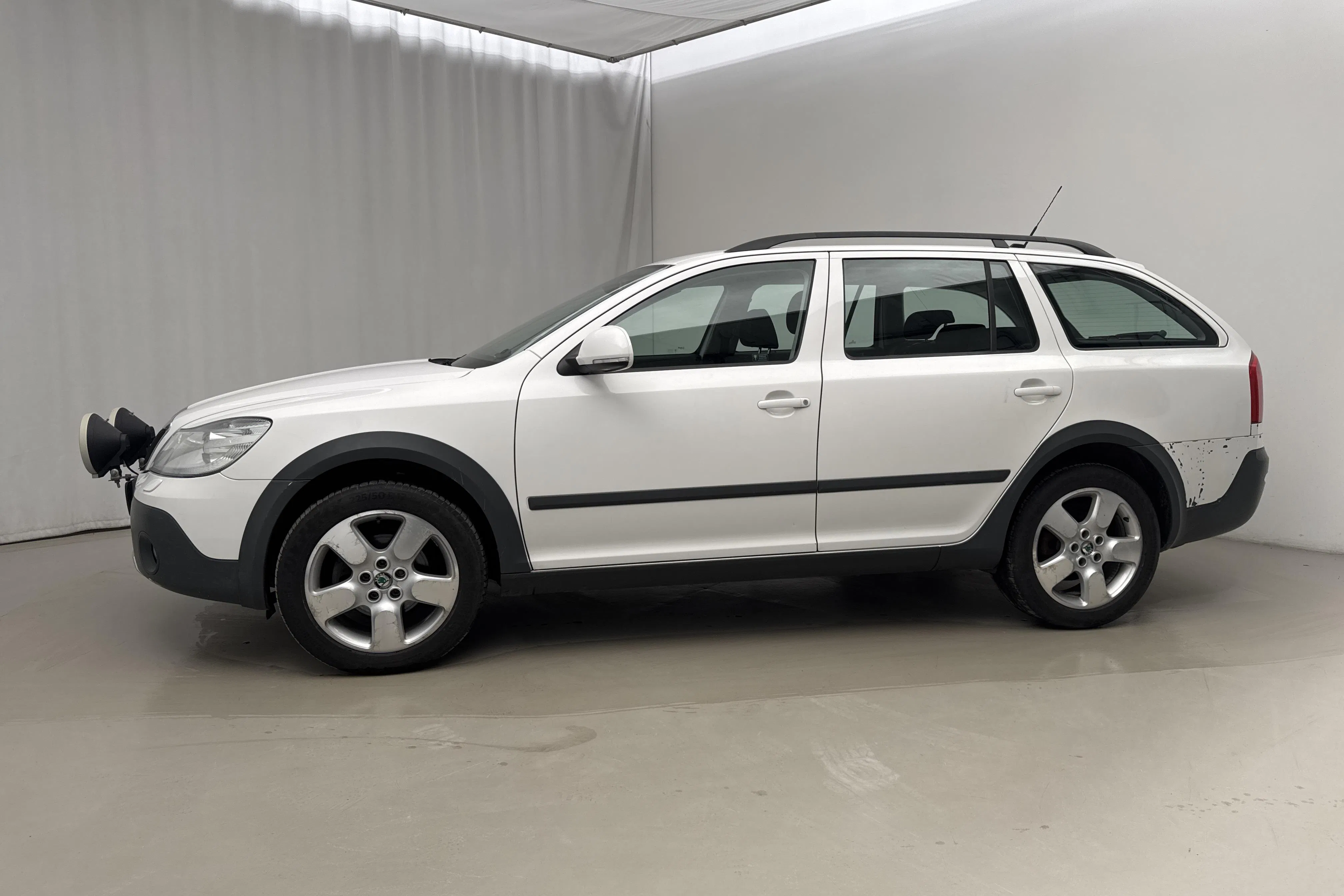 Presentationsfoto 2 av 18: Skoda Octavia Scout II 2.0 TDI 4X4 (140hk) - 14 028 mil - Manuell - vit - 2012