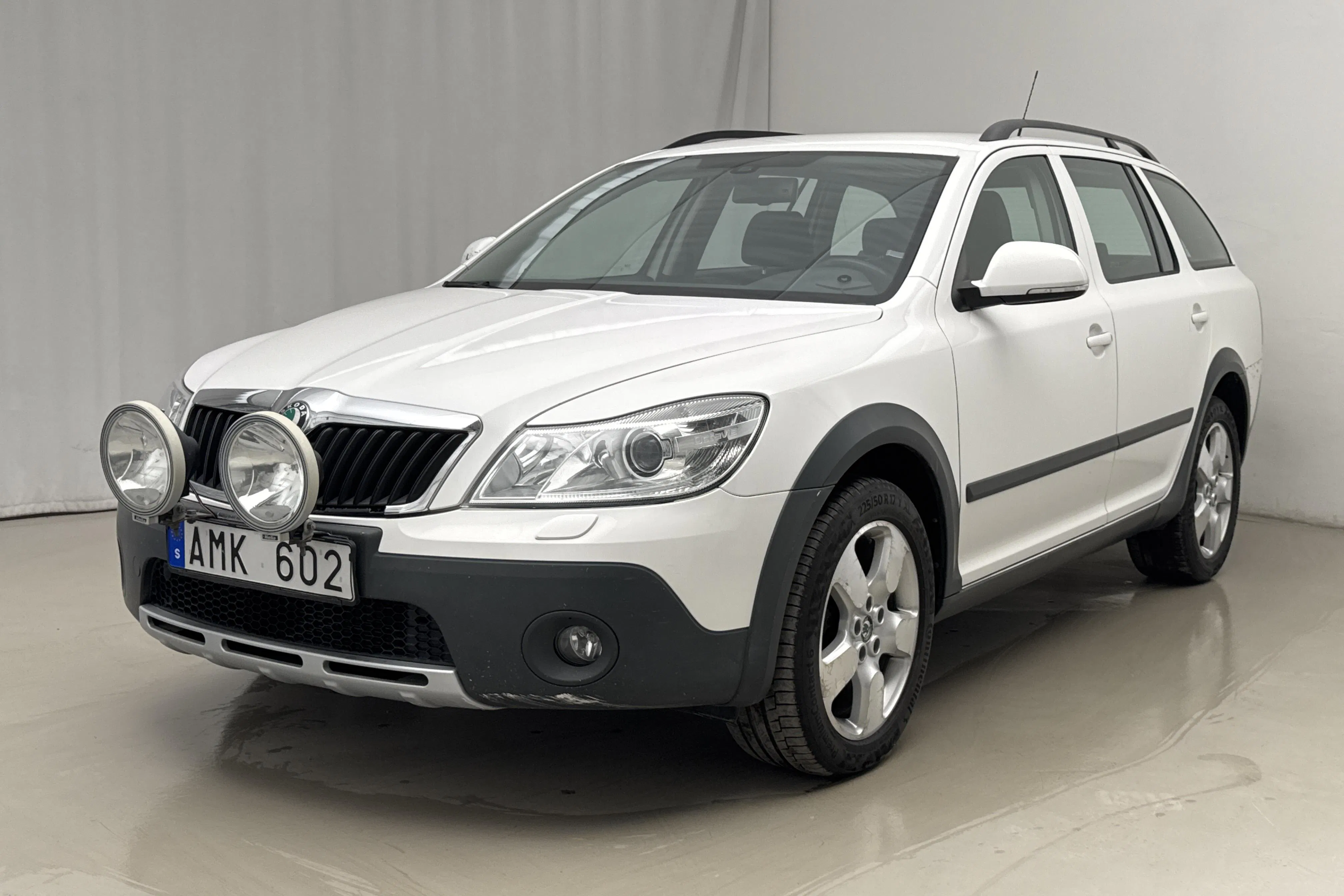 Presentationsfoto 1 av 18: Skoda Octavia Scout II 2.0 TDI 4X4 (140hk) - 14 028 mil - Manuell - vit - 2012
