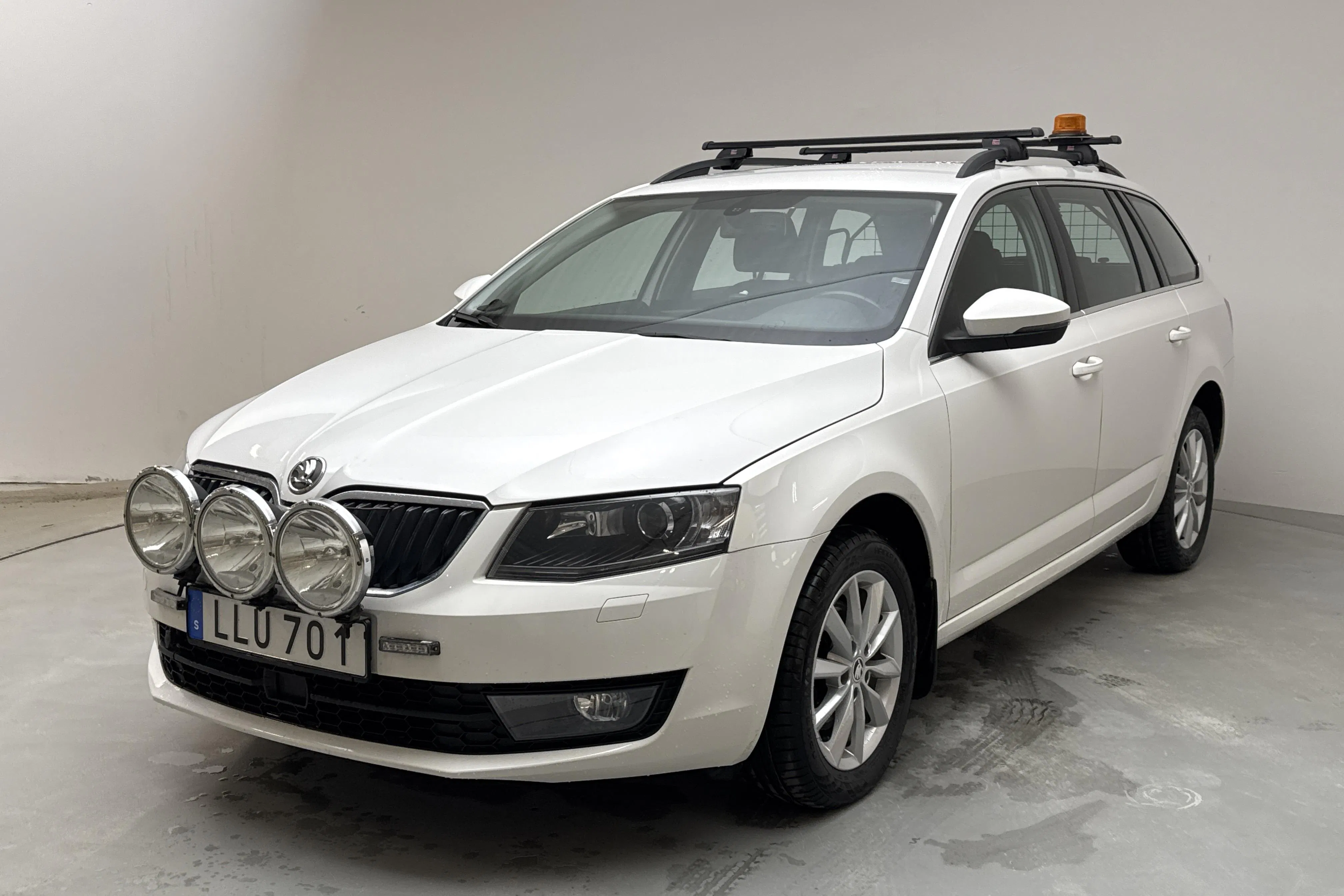 Esittelykuva 1 osoitteesta 13: Skoda Octavia III 1.6 TDI CR Combi 4X4 (105hk) - 134 260 km - Manuaalinen - valkoinen - 2014