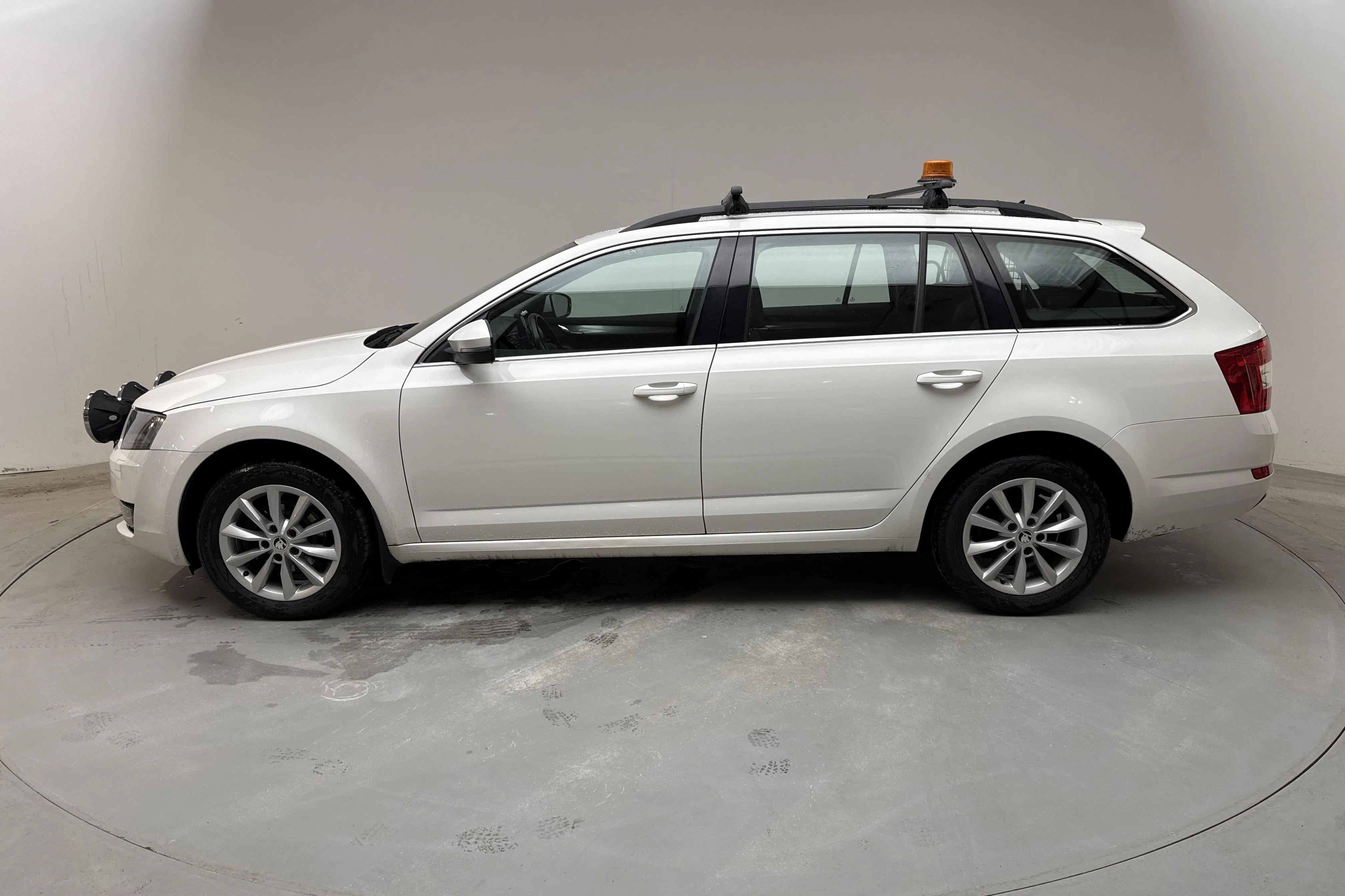 Esittelykuva 2 osoitteesta 13: Skoda Octavia III 1.6 TDI CR Combi 4X4 (105hk) - 134 260 km - Manuaalinen - valkoinen - 2014