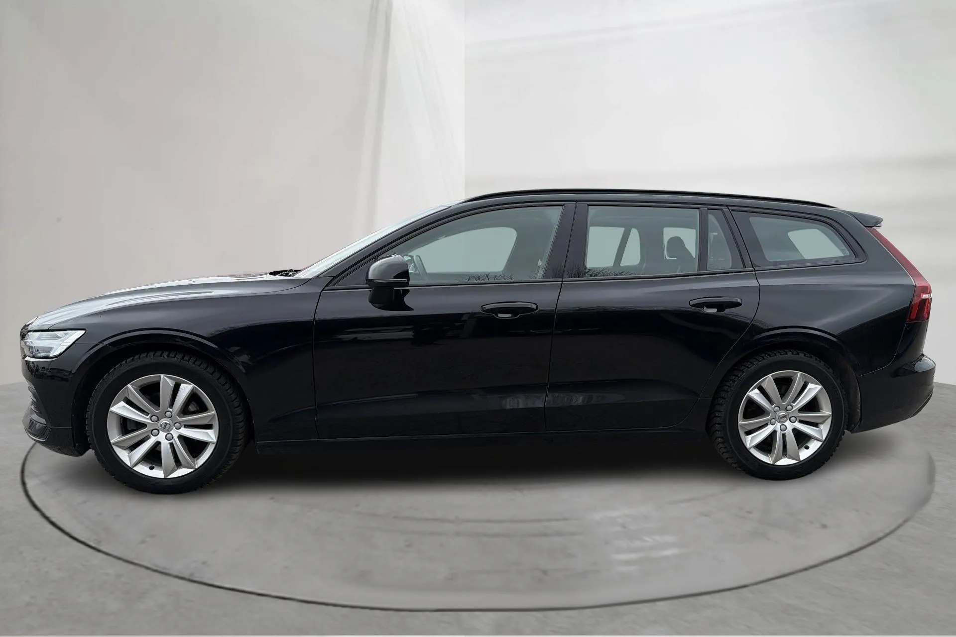 Presentationsfoto 2 av 14: Volvo V60 T4 (190hk) - 12 980 mil - Automat - svart - 2020
