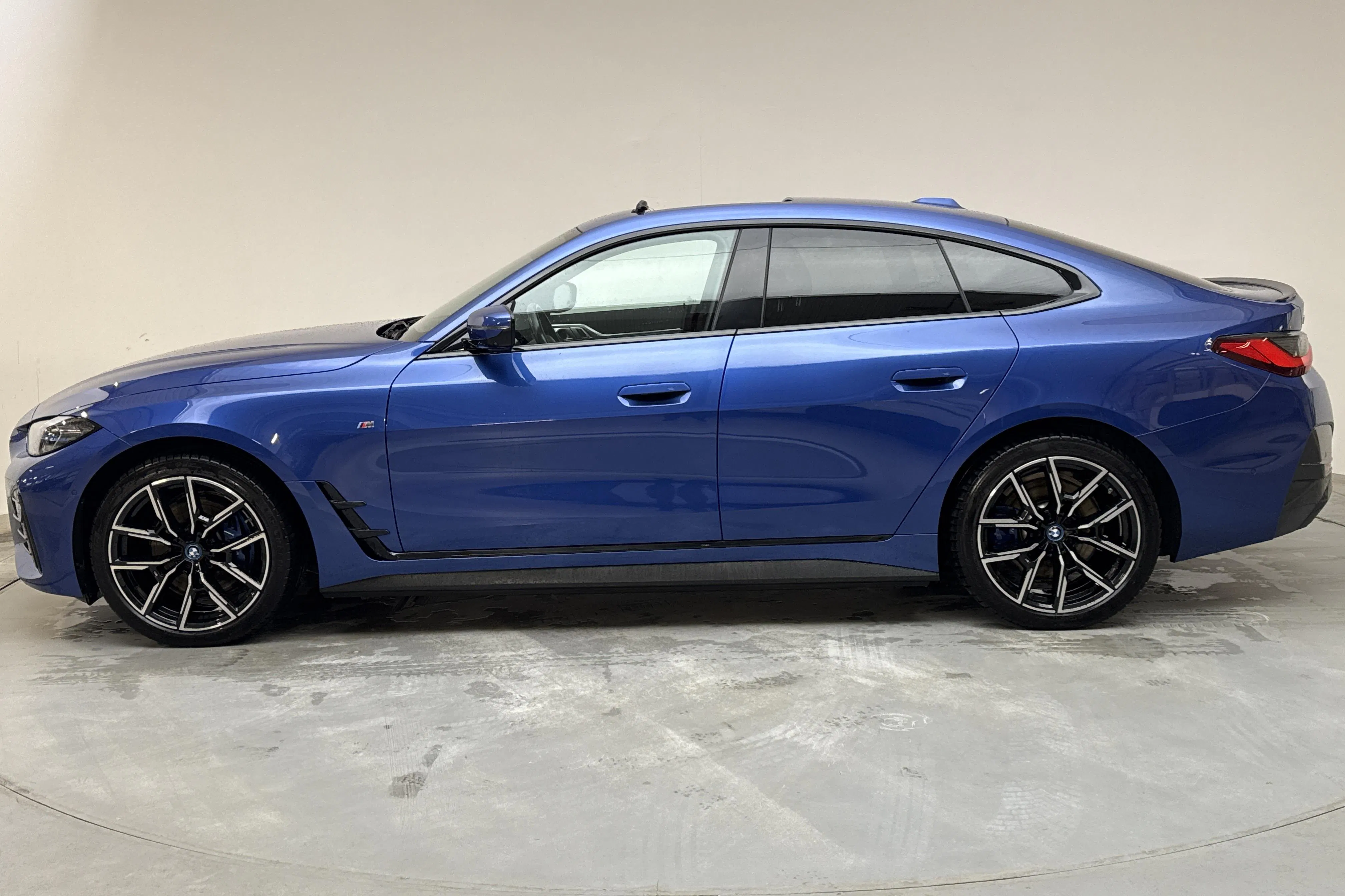 Presentationsfoto 2 av 19: BMW i4 eDrive40, G26 (340hk) - 5 319 mil - Automat - blå - 2024