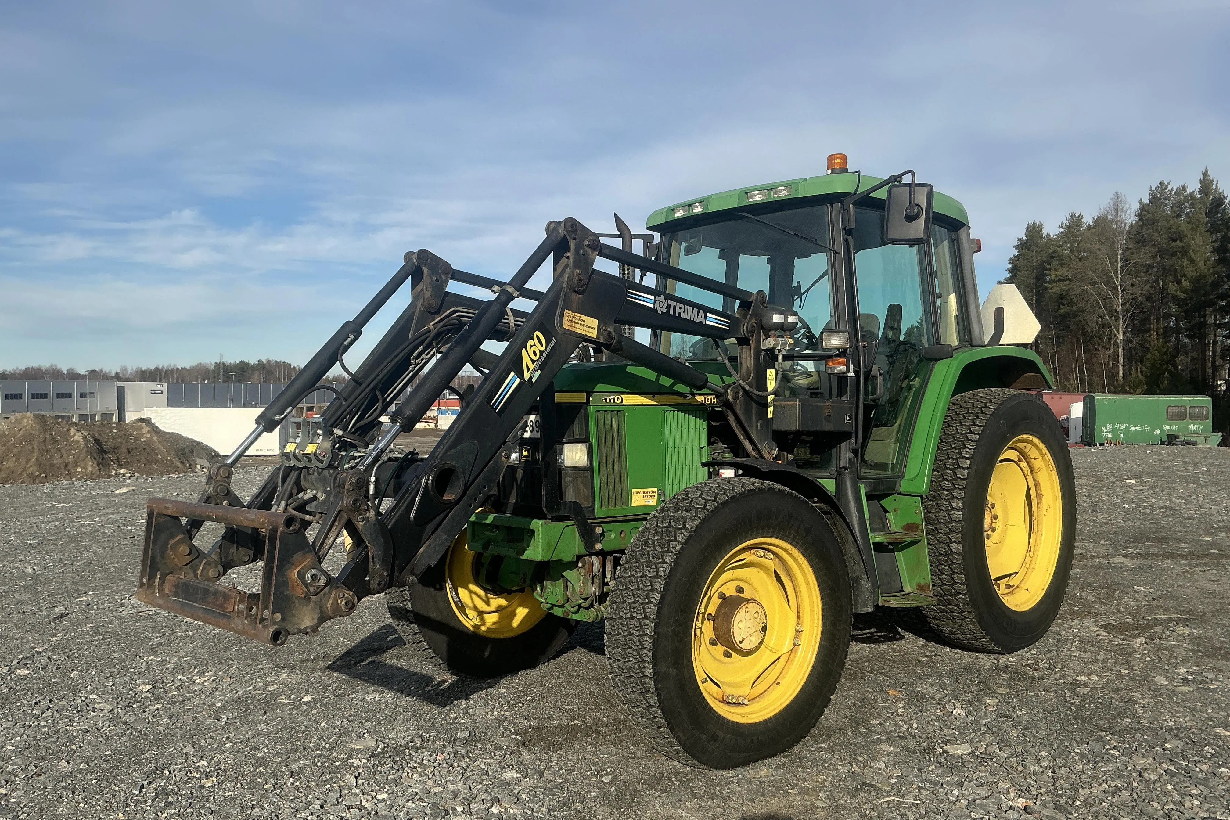 Presentation photo 1 of 37: JOHN DEERE 6110 Traktor -  - Manual - green - 2001