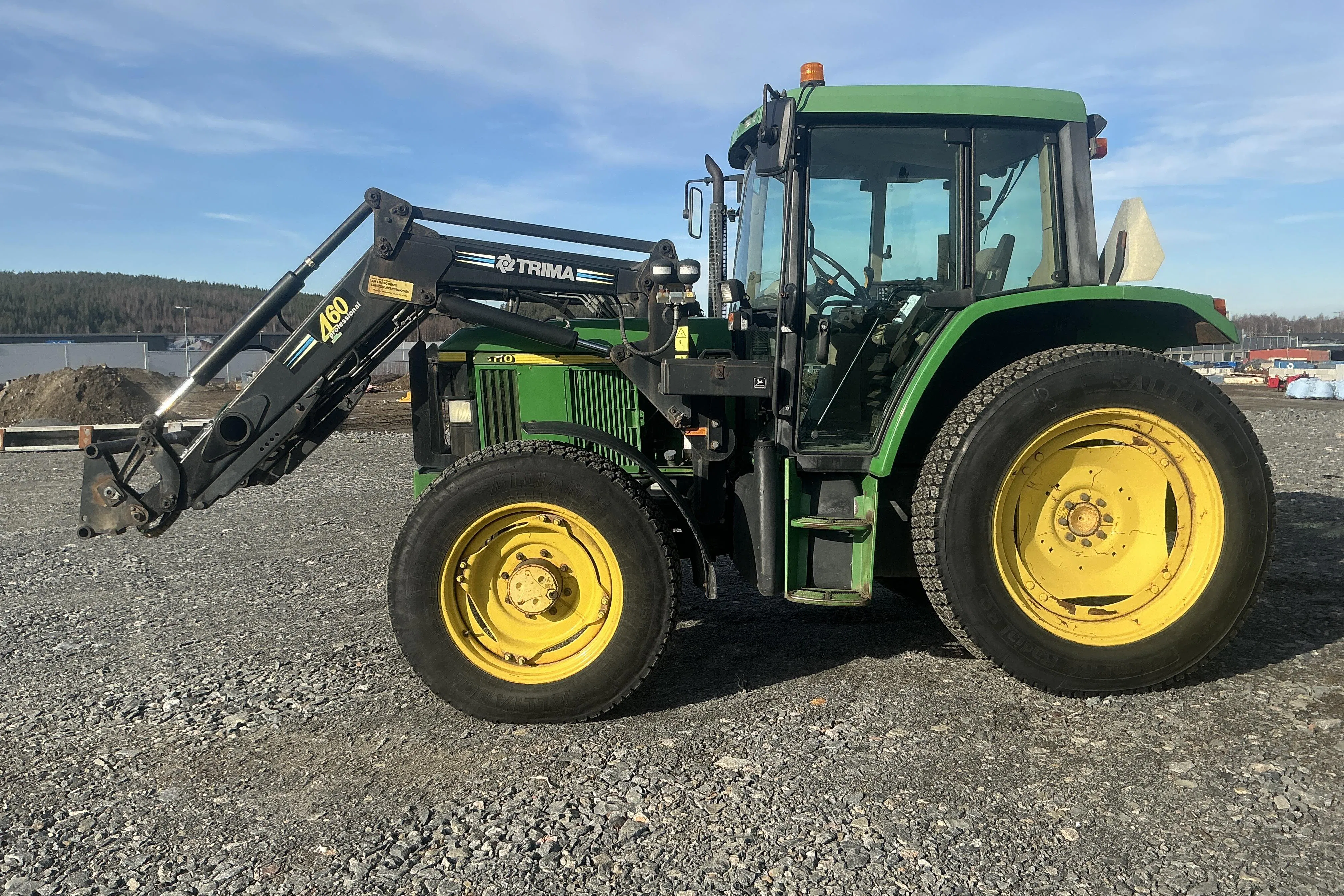 Presentation photo 2 of 37: JOHN DEERE 6110 Traktor -  - Manual - green - 2001