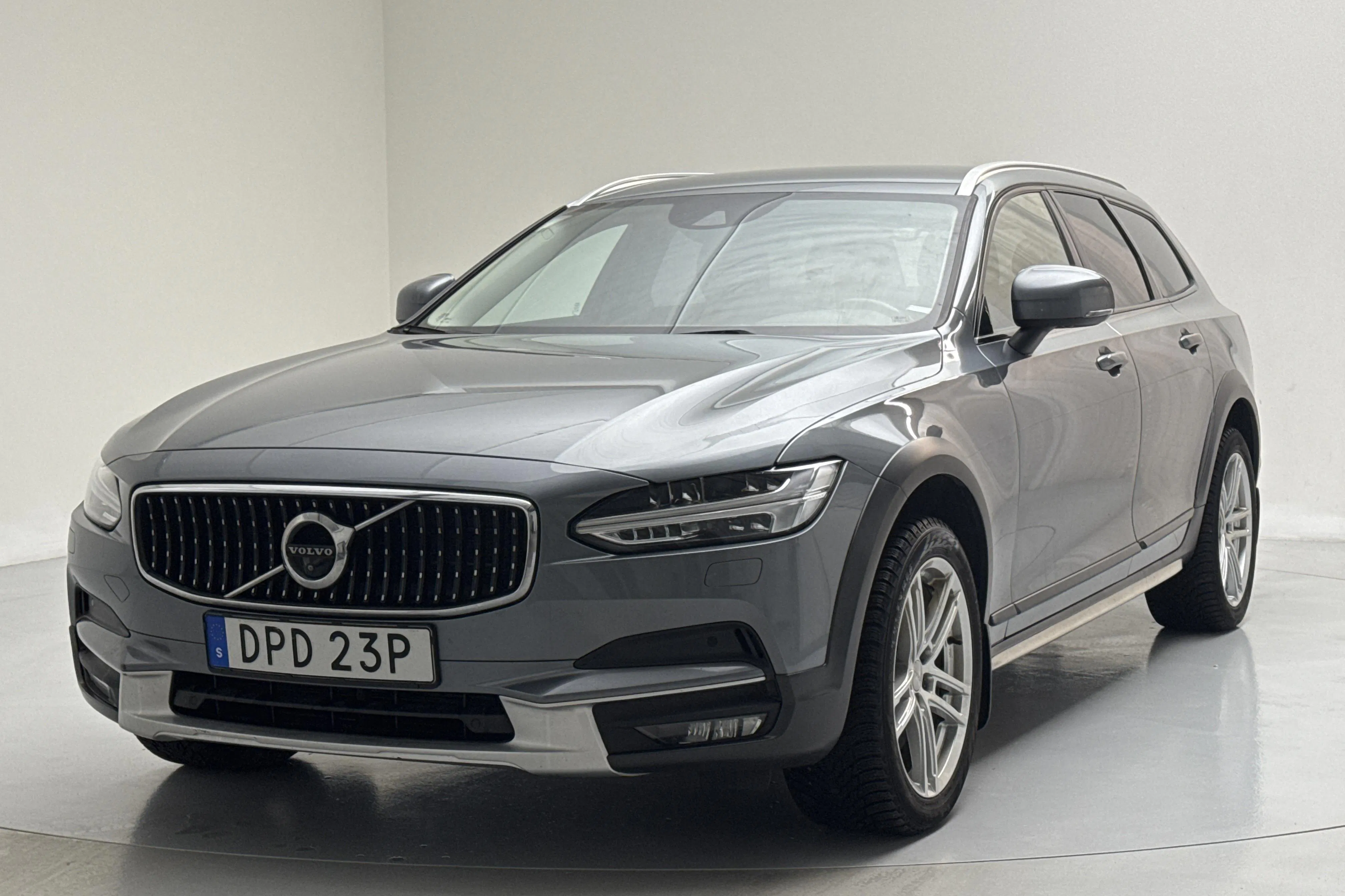 Presentationsfoto 1 av 17: Volvo V90 D4 Cross Country AWD (200hk) - 20 386 mil - Automat - grå - 2020