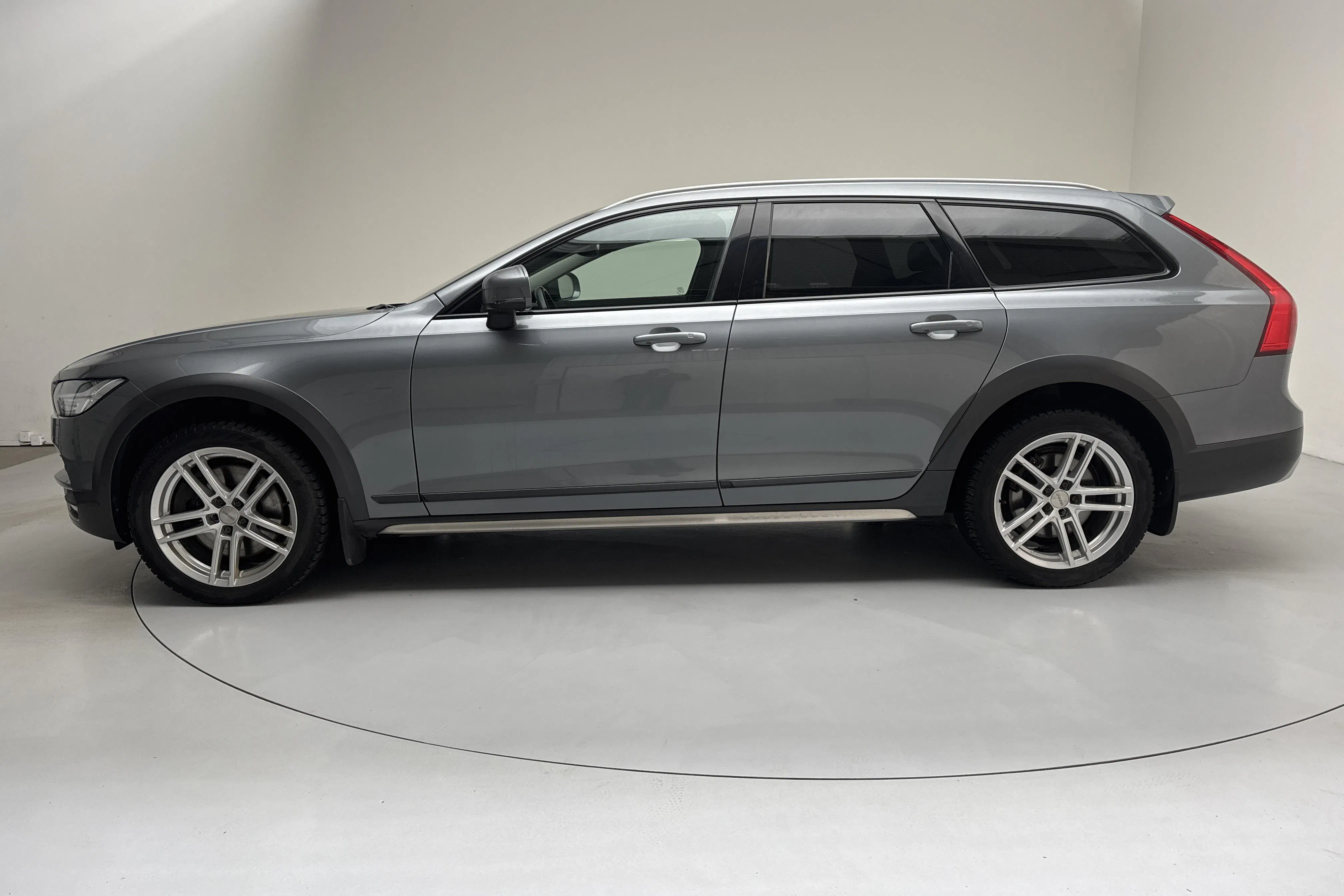 Presentationsfoto 2 av 17: Volvo V90 D4 Cross Country AWD (200hk) - 20 386 mil - Automat - grå - 2020