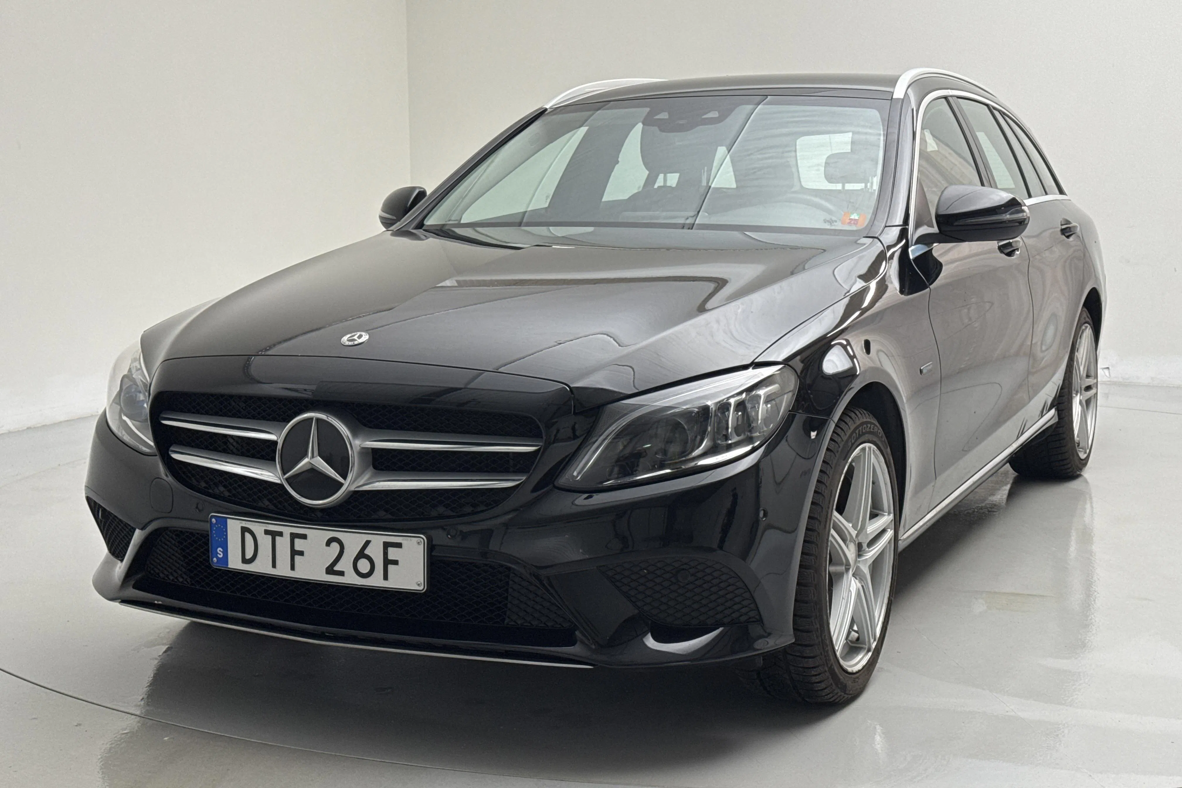 Presentationsfoto 1 av 17: Mercedes C 300 e Kombi S205 (320hk) - 7 594 mil - Automat - svart - 2021