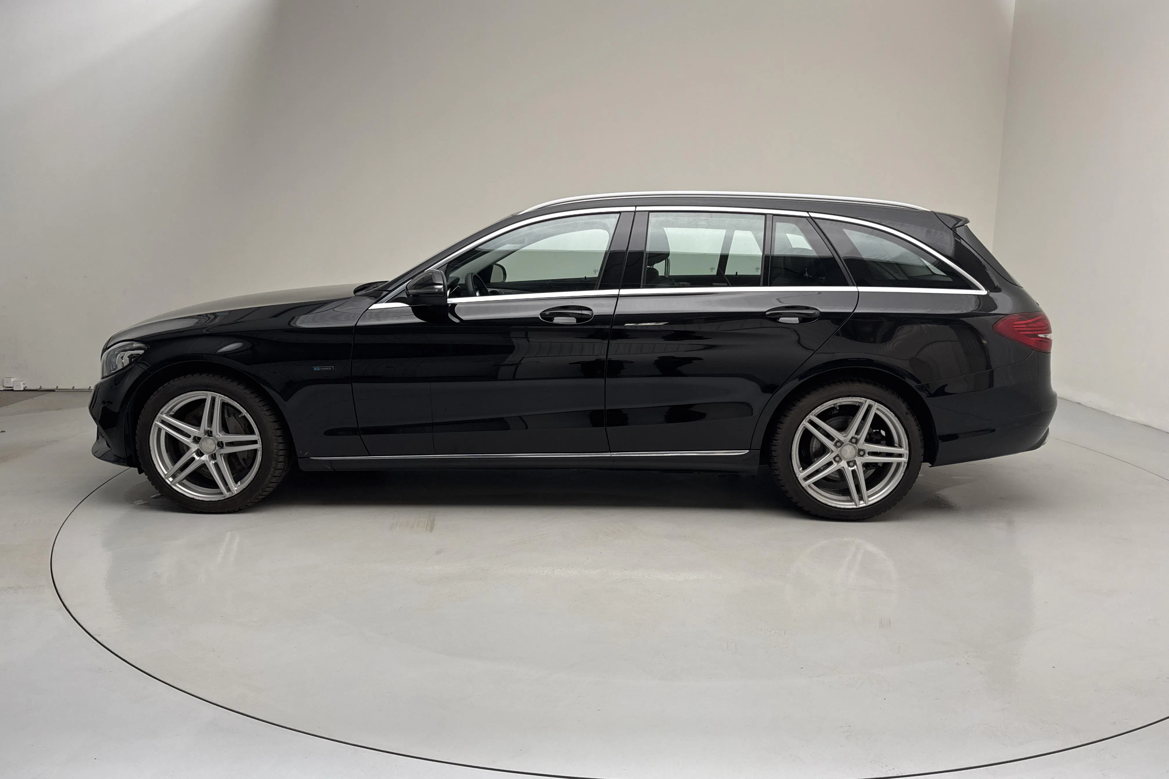 Presentationsfoto 2 av 17: Mercedes C 300 e Kombi S205 (320hk) - 7 594 mil - Automat - svart - 2021