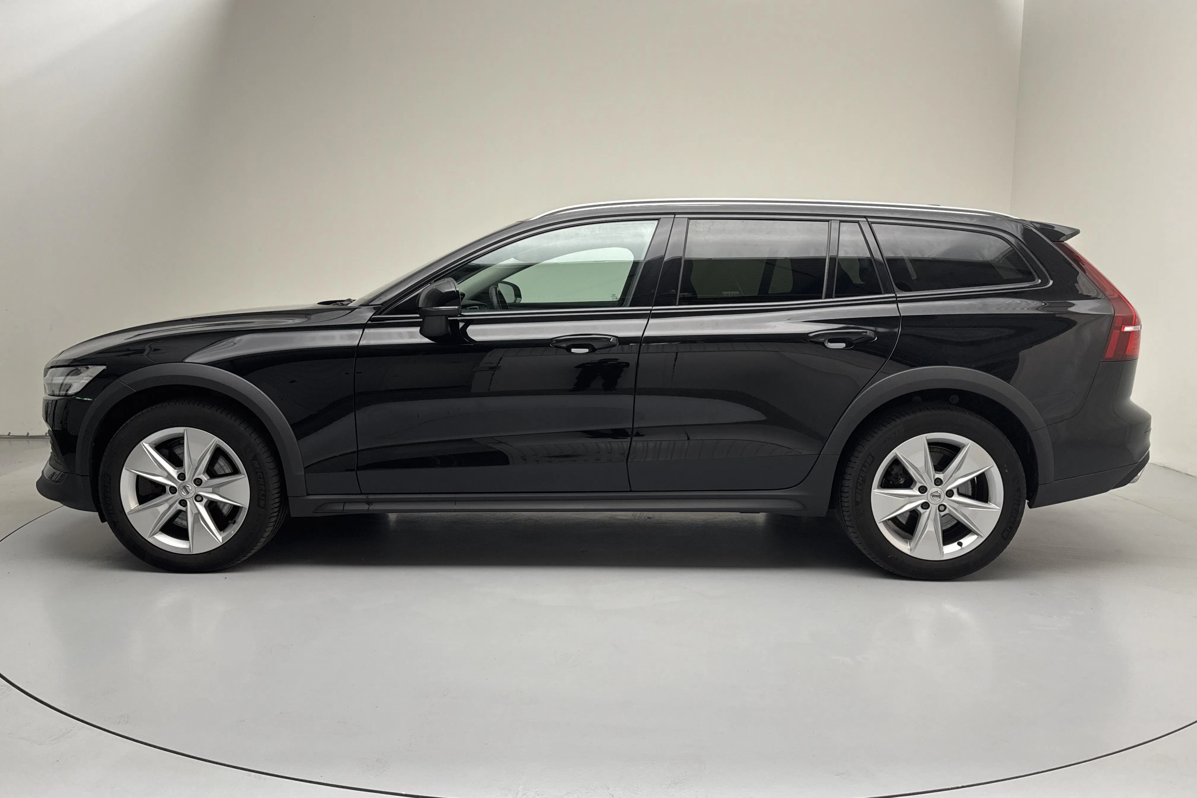 Presentation photo 2 of 16: Volvo V60 B4 Cross Country AWD Mildhybrid, Diesel (197hk) - 94 420 km - Automatic - black - 2022