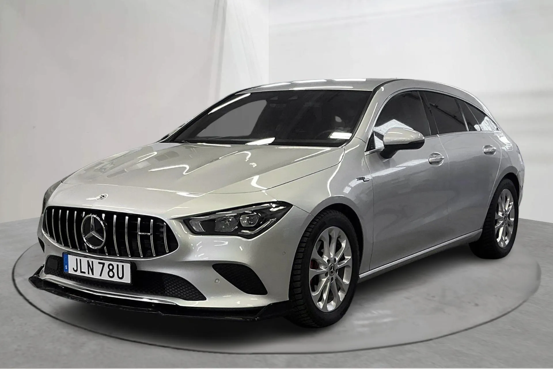 Presentationsfoto 1 av 15: Mercedes CLA 200 Shooting Brake X118 (163hk) - 10 088 mil - Automat - silver - 2021