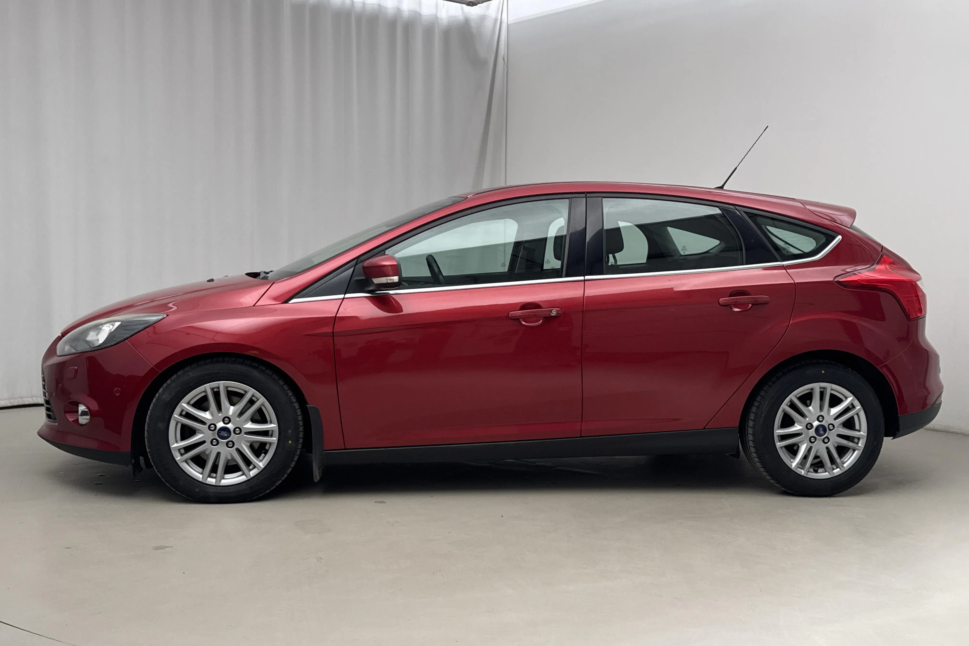 Presentationsfoto 2 av 19: Ford Focus 2.0 TDCi 5dr (140hk) - 20 152 mil - Automat - röd - 2013