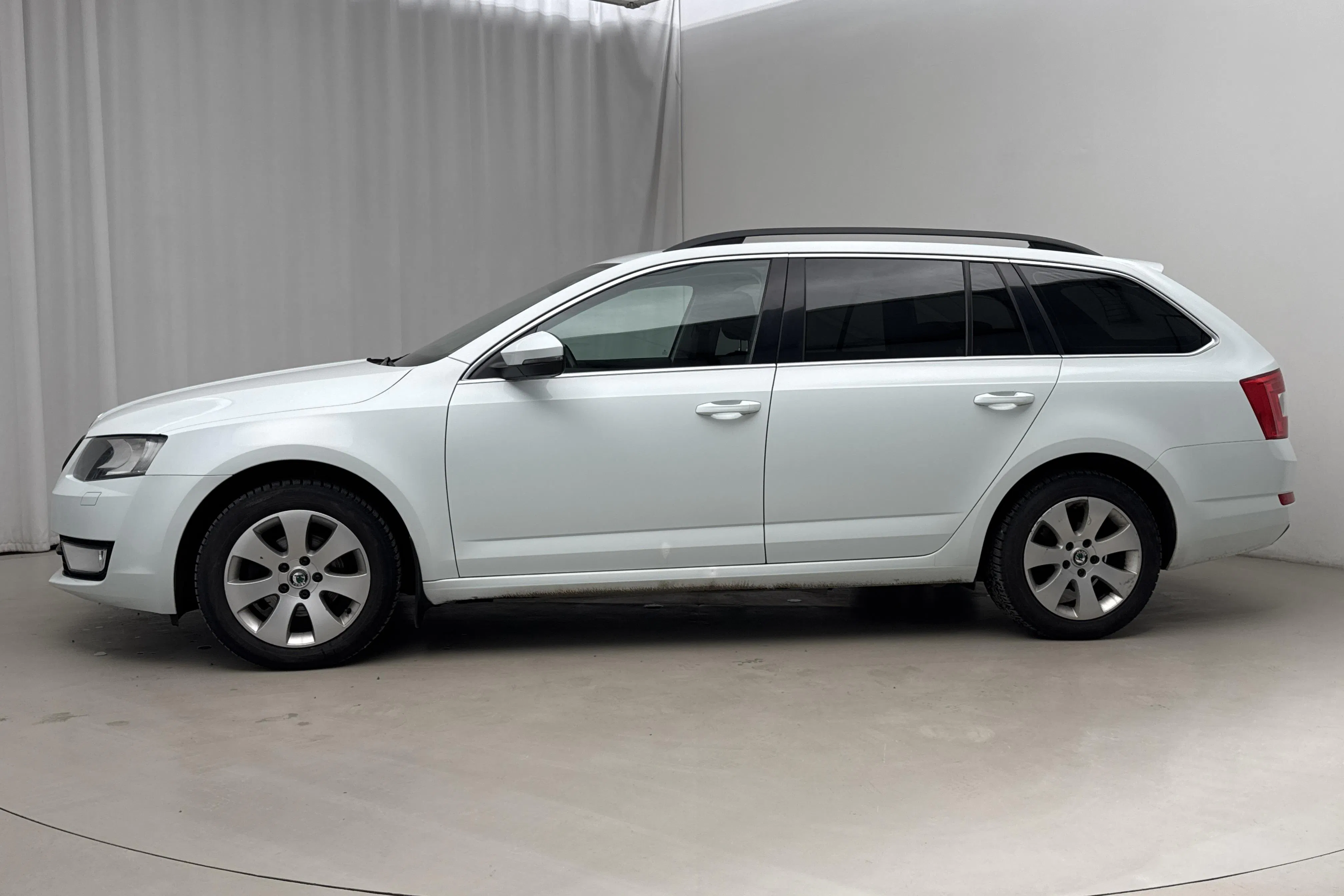 Presentationsfoto 2 av 16: Skoda Octavia III 1.2 TSI Combi (110hk) - 12 432 mil - Manuell - vit - 2016