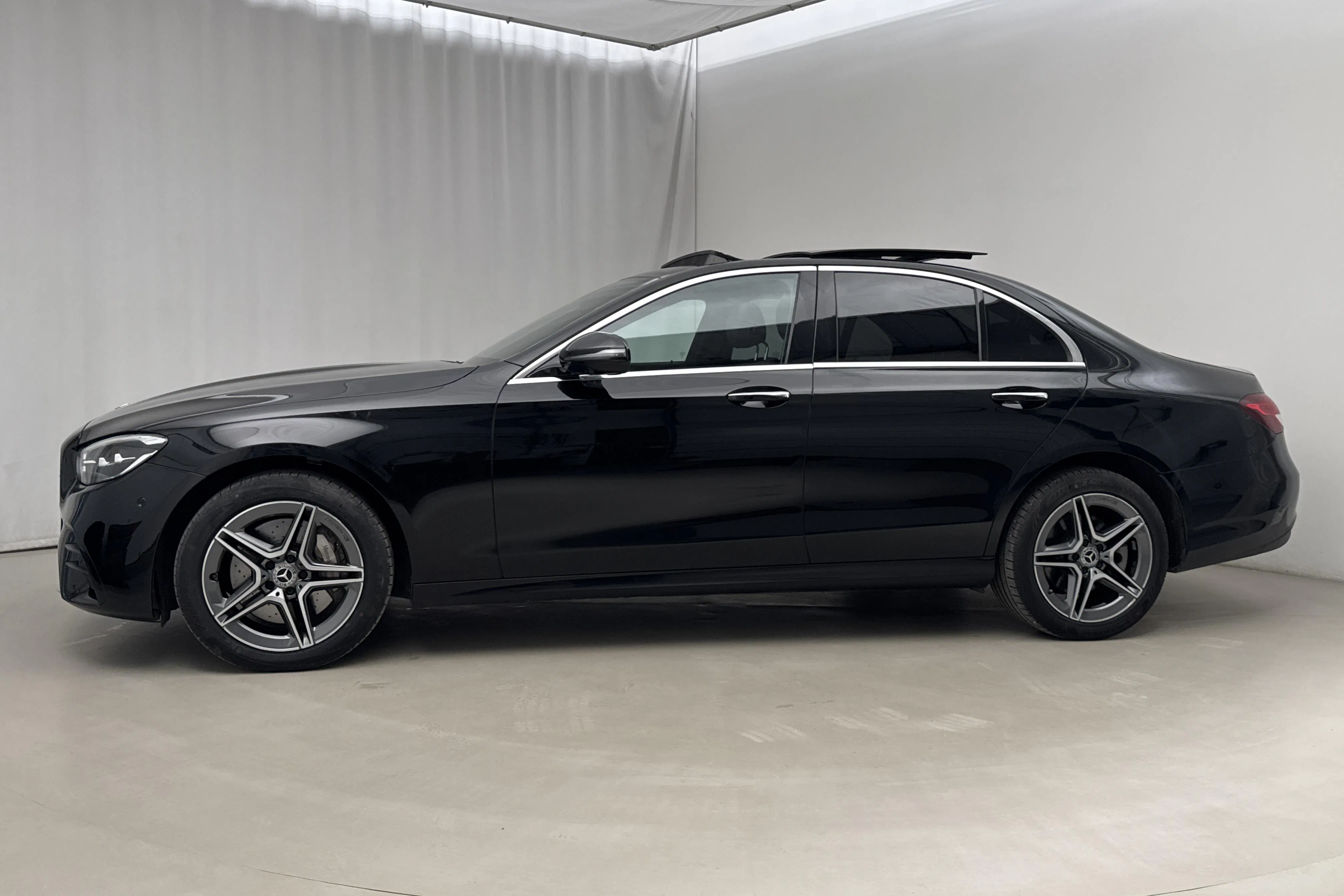 Presentationsfoto 2 av 27: Mercedes E 300 de Sedan 4MATIC W213 (306hk) - 15 833 mil - Automat - svart - 2023