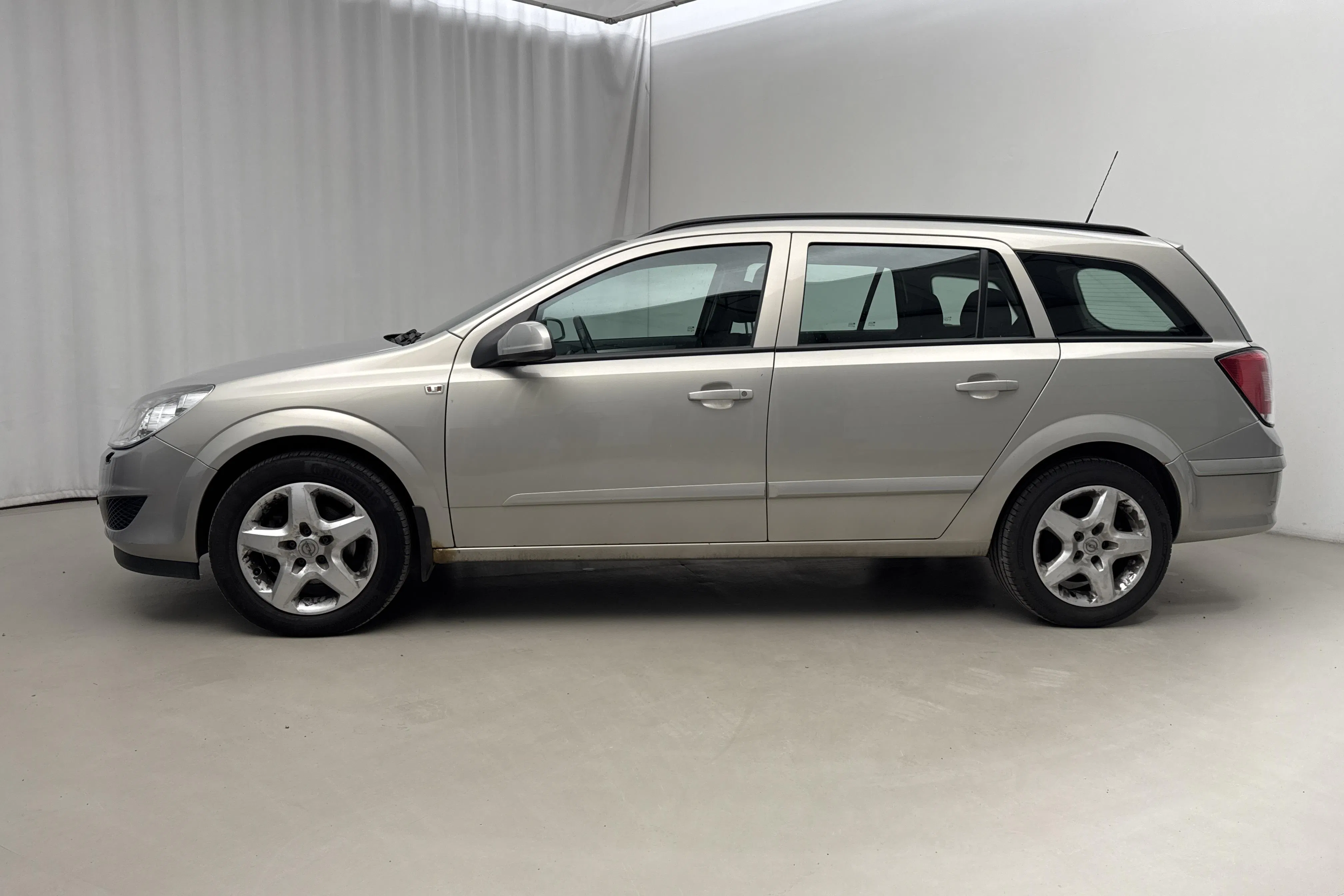 Presentationsfoto 2 av 16: Opel Astra 1.6 Kombi (115hk) - 10 885 mil - Manuell - grå - 2008