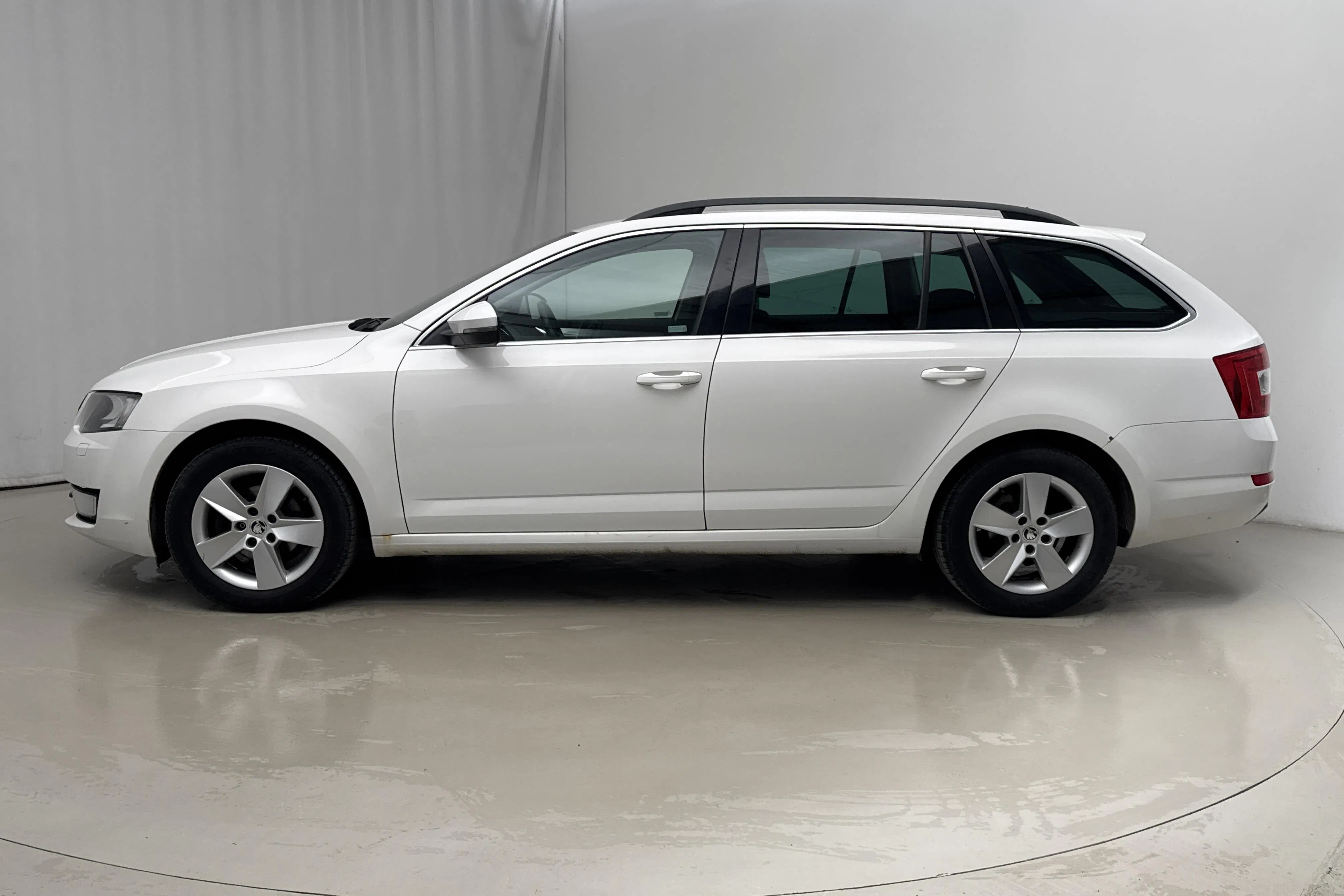 Presentationsfoto 2 av 15: Skoda Octavia III 1.2 TSI Combi (110hk) - 12 635 mil - Automat - vit - 2016