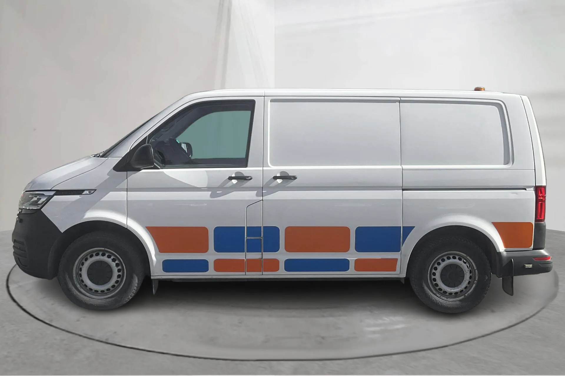 Presentationsfoto 2 av 14: VW Transporter T6 2.0 TDI BMT Skåp 4MOTION (150hk) - 9 852 mil - Automat - vit - 2020