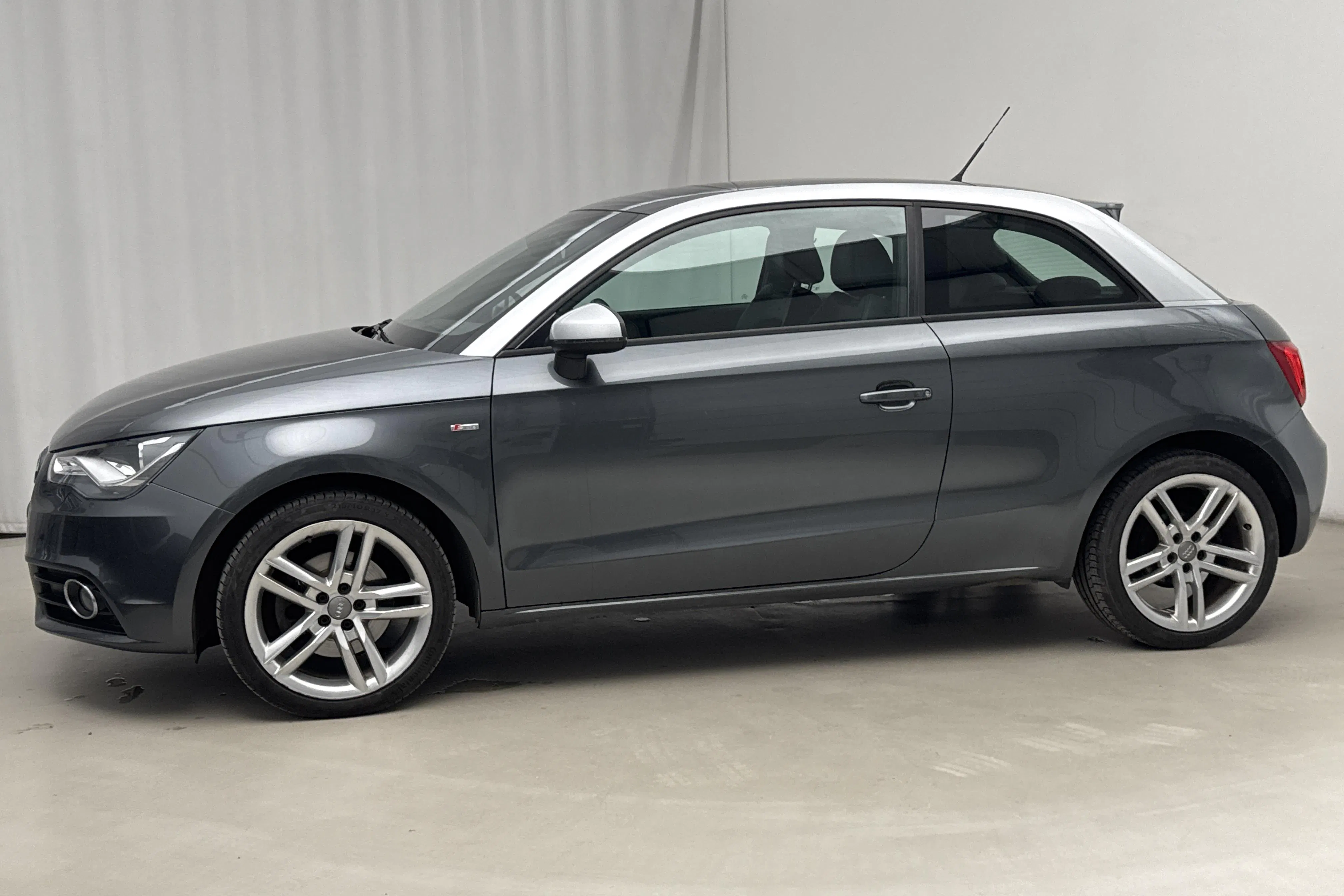 Presentationsfoto 2 av 16: Audi A1 1.4 TFSI (122hk) - 11 245 mil - Manuell - Dark Grey - 2012