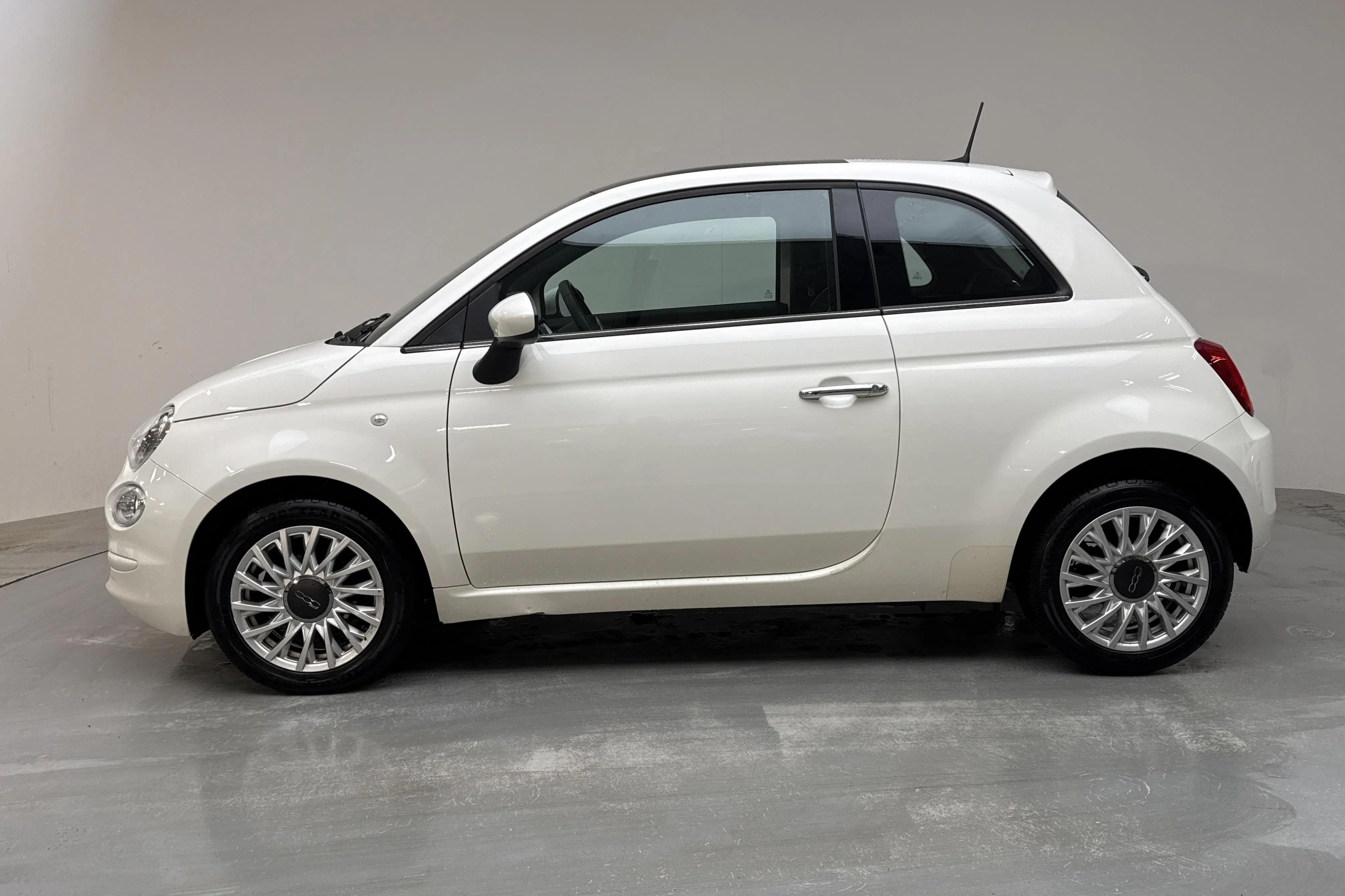 Presentationsfoto 2 av 14: Fiat 500 1.2 (69hk) - 4 572 mil - Manuell - vit - 2020