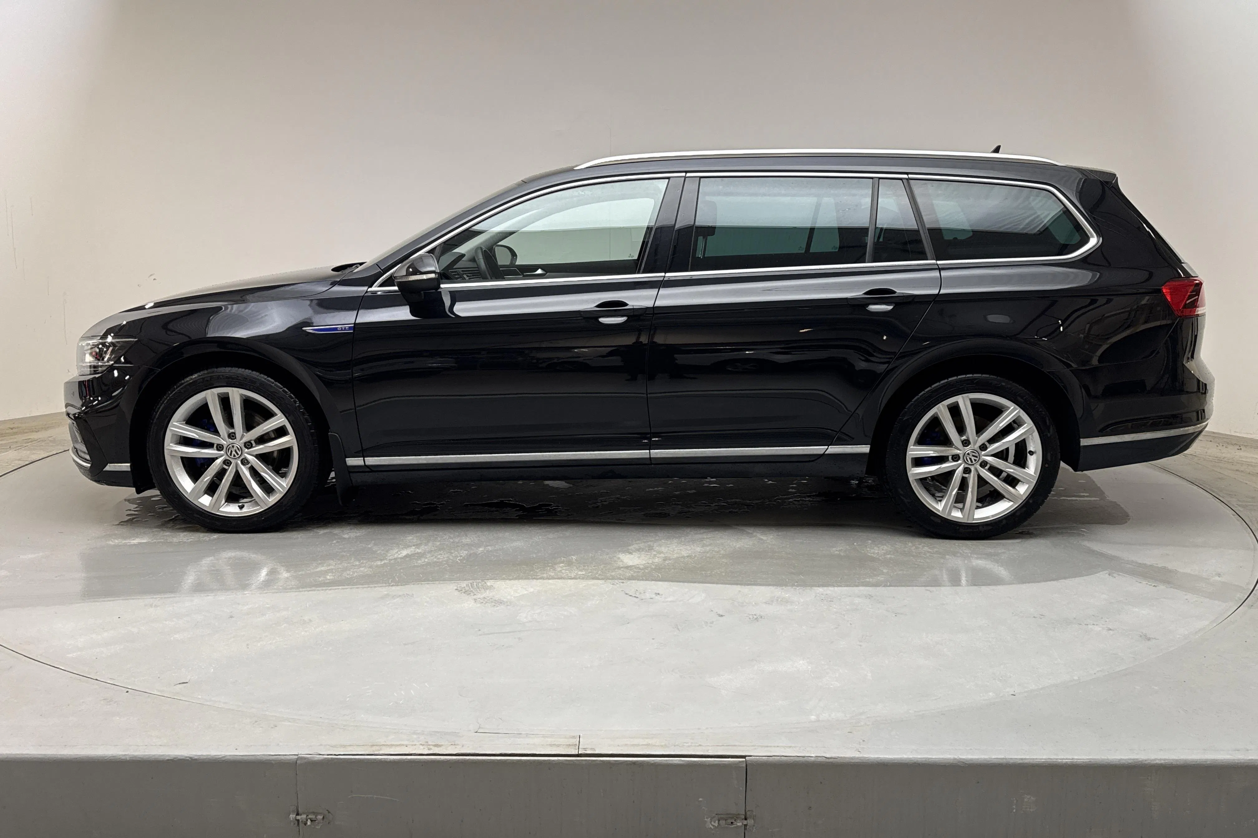 Presentationsfoto 2 av 16: VW Passat 1.4 GTE Sportscombi (218hk) - 7 504 mil - Automat - svart - 2022