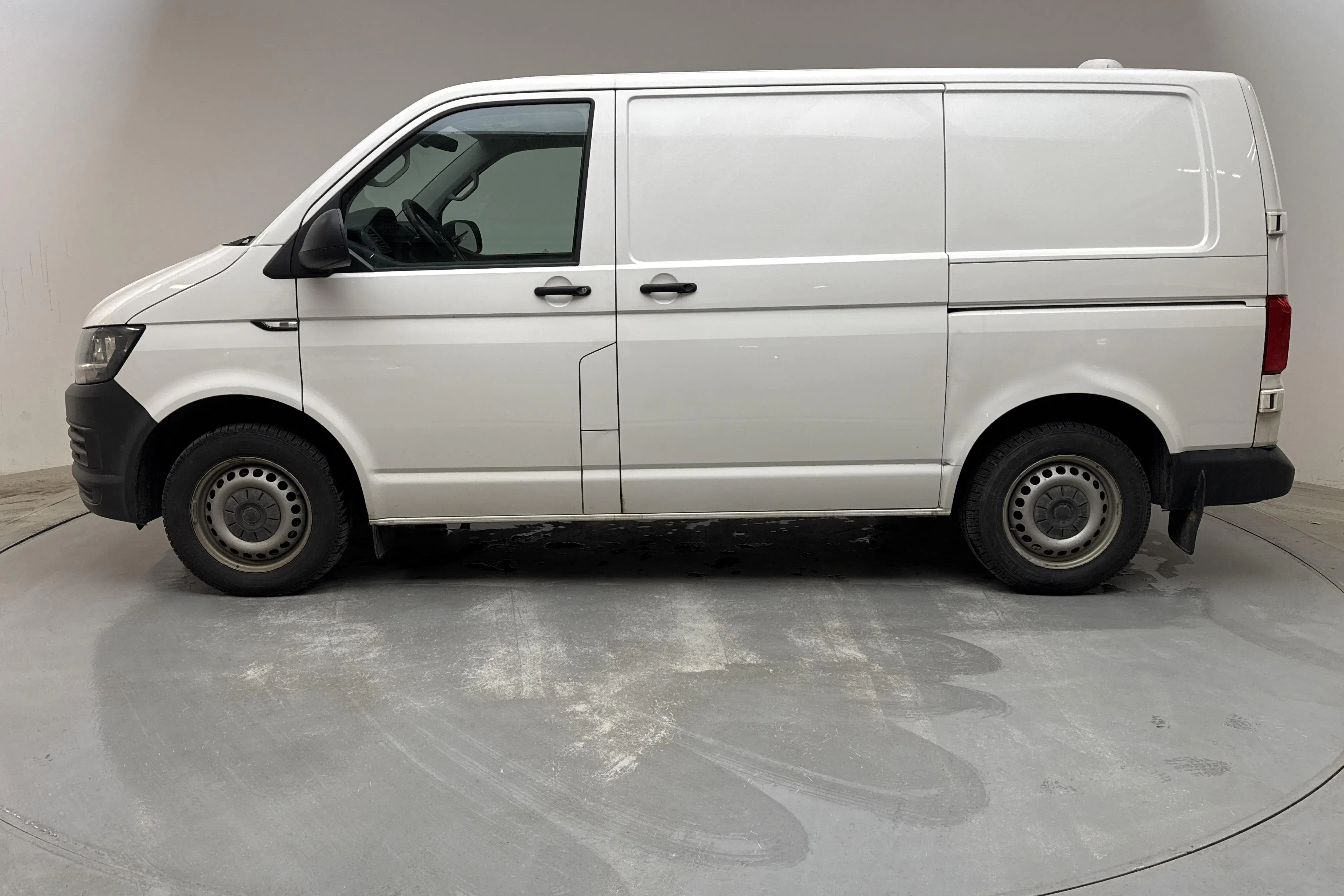 Presentationsfoto 2 av 11: VW Transporter T6 2.0 TDI BMT Skåp (150hk) - 13 782 mil - Automat - vit - 2019
