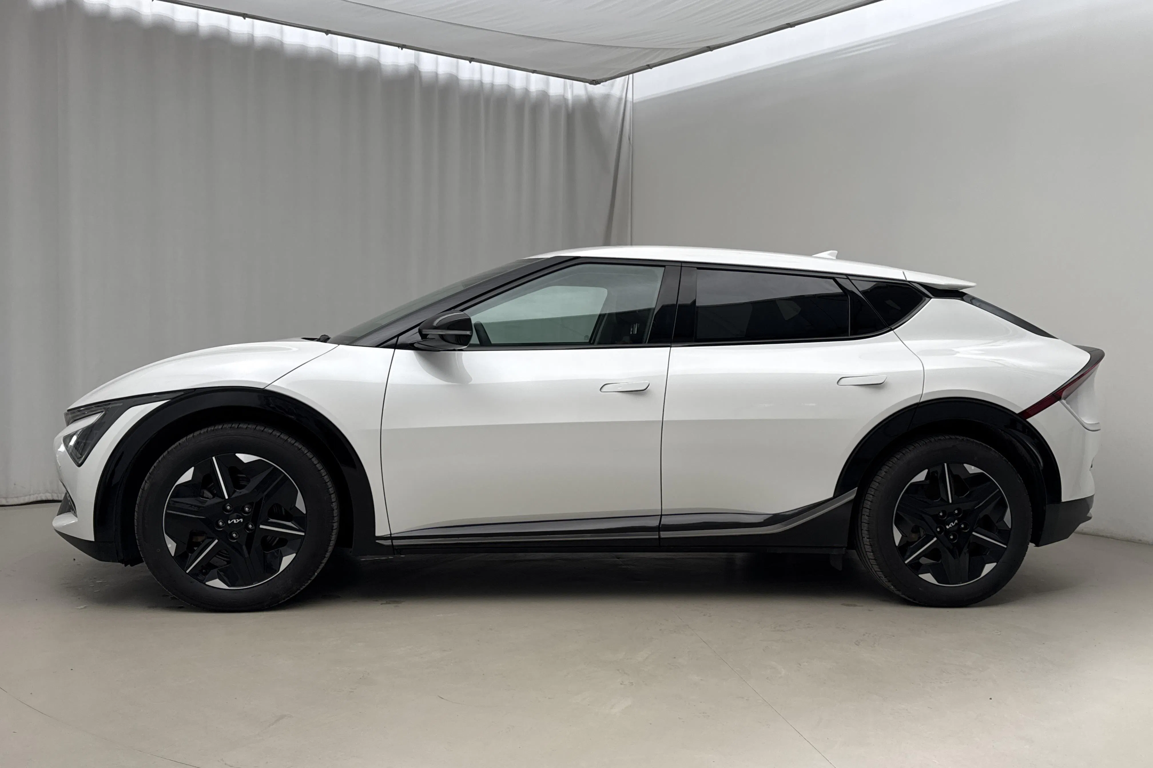 Presentationsfoto 2 av 24: KIA EV6 AWD (325hk) - 1 889 mil - Automat - vit - 2025