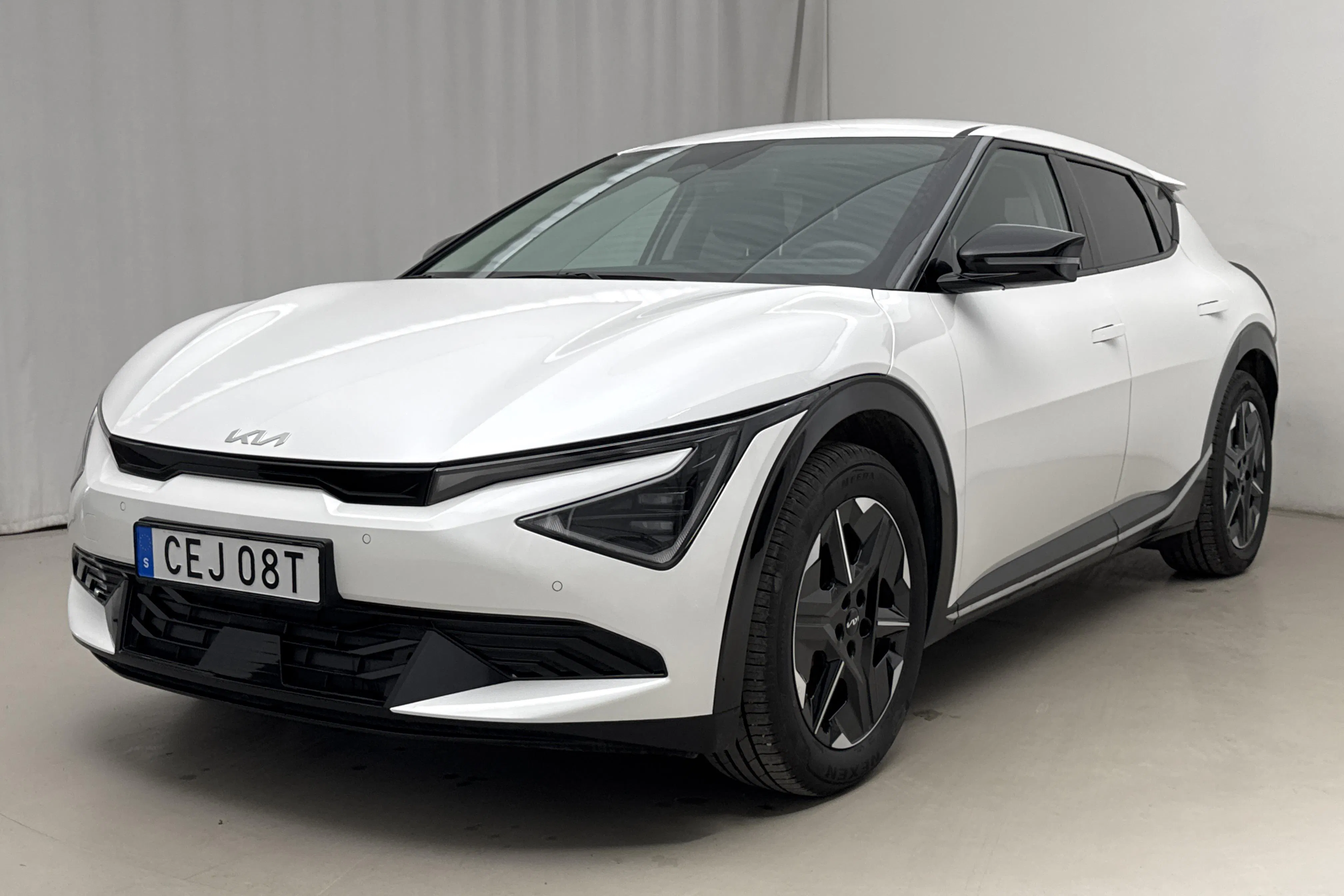 Presentationsfoto 1 av 24: KIA EV6 AWD (325hk) - 1 889 mil - Automat - vit - 2025