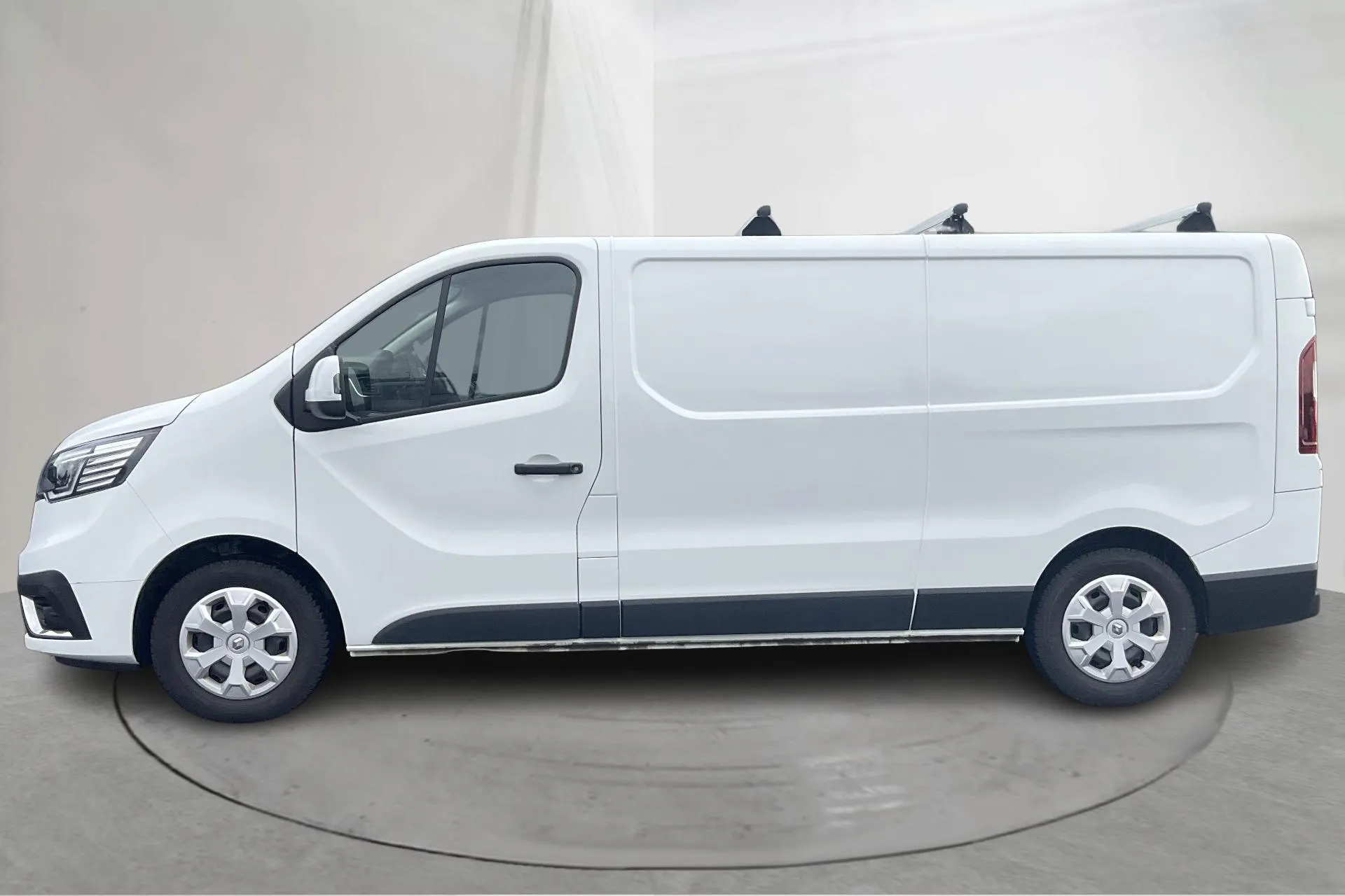 Presentationsfoto 2 av 17: Renault Trafic 2.0 dCi Skåp (150hk) - 3 389 mil - Automat - vit - 2023