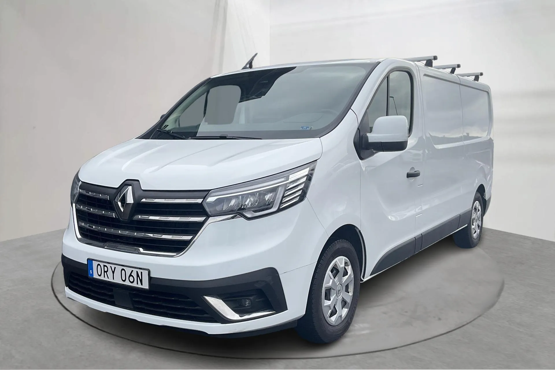 Presentationsfoto 1 av 17: Renault Trafic 2.0 dCi Skåp (150hk) - 3 389 mil - Automat - vit - 2023