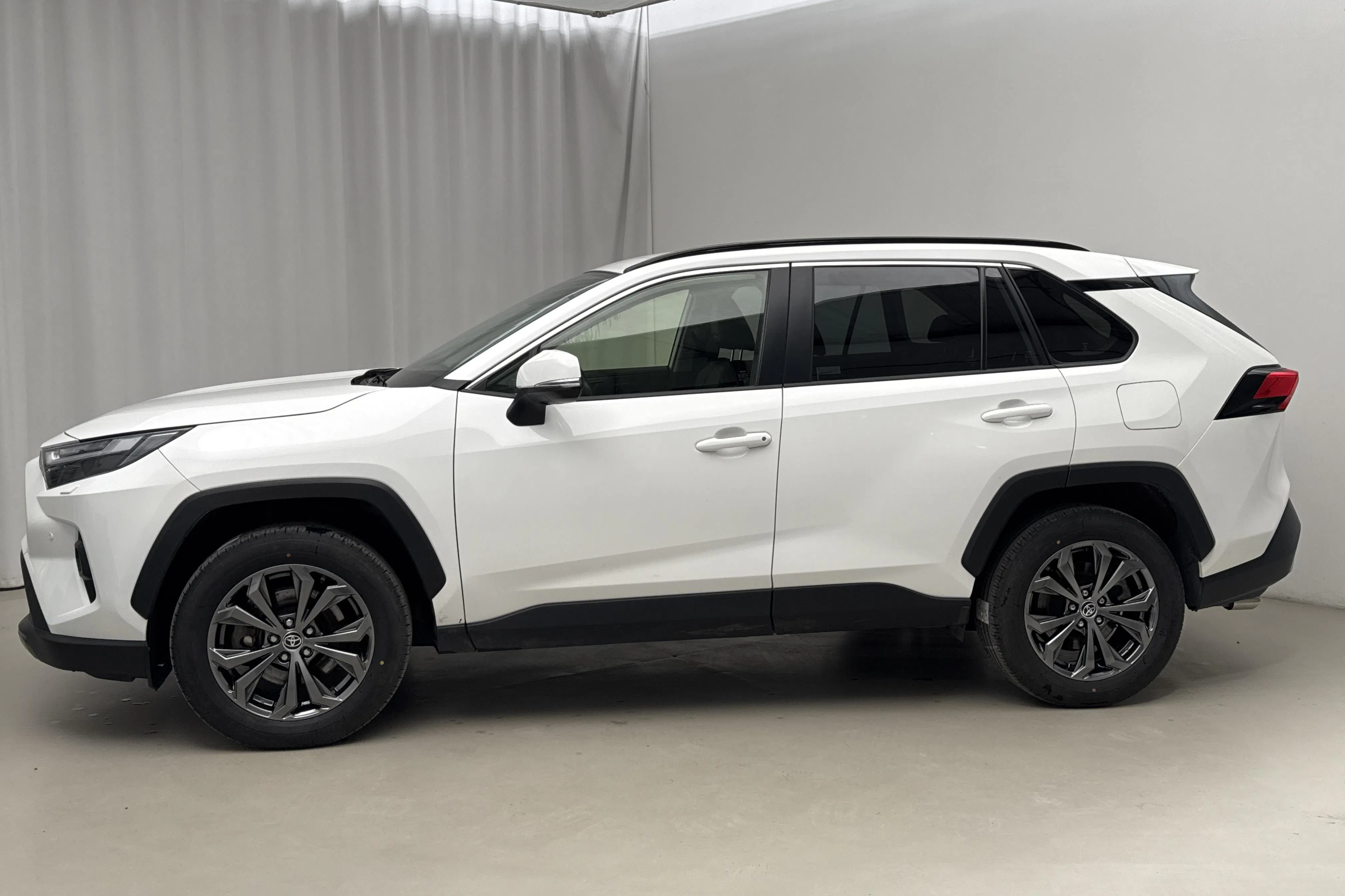 Presentationsfoto 2 av 18: Toyota RAV4 2.5 HSD AWD (222hk) - 4 579 mil - Automat - vit - 2024