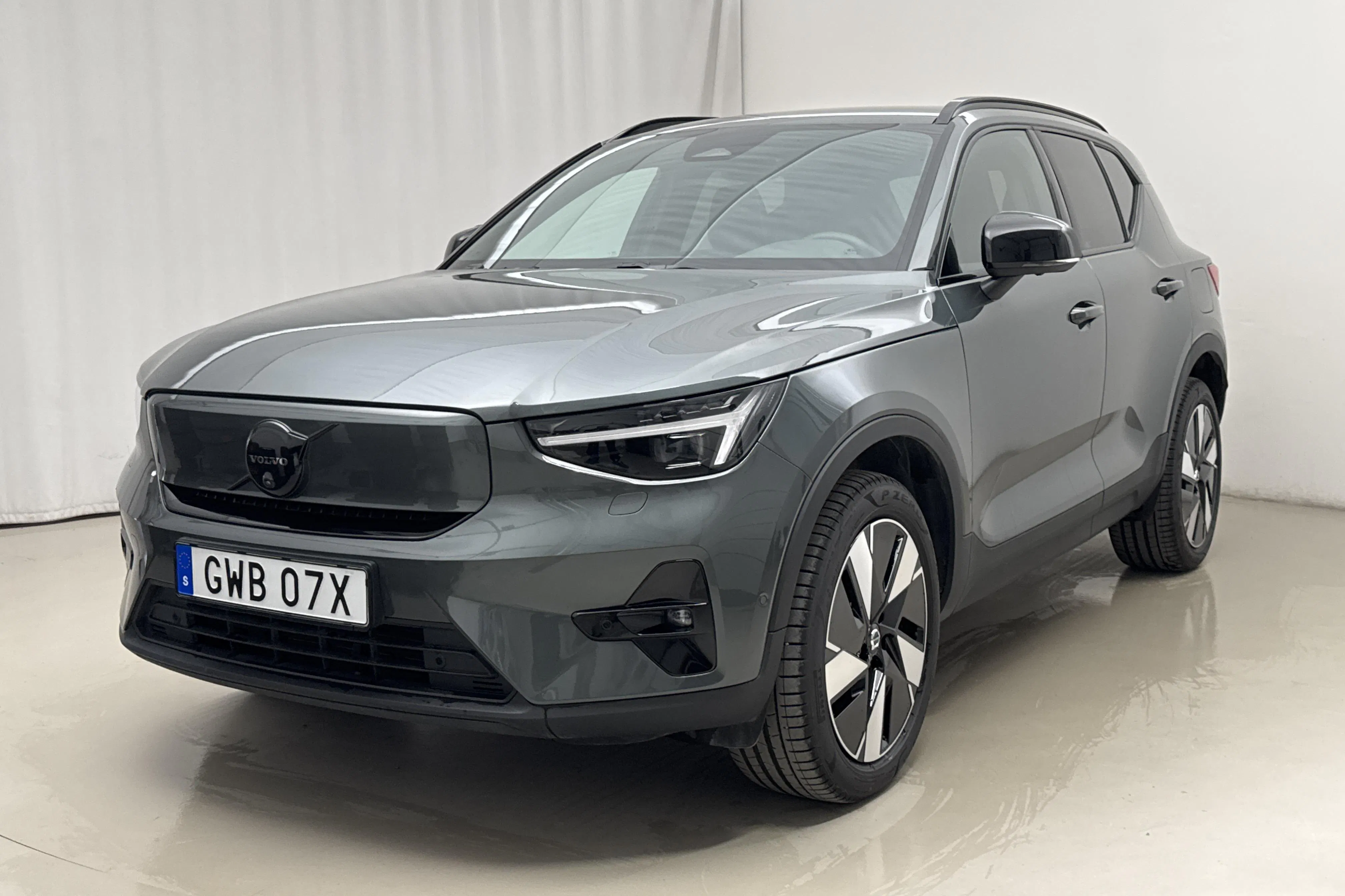 Presentationsfoto 1 av 24: Volvo EX40 Single Motor Extended Range (252hk) - 869 mil - Automat - Dark Green - 2026