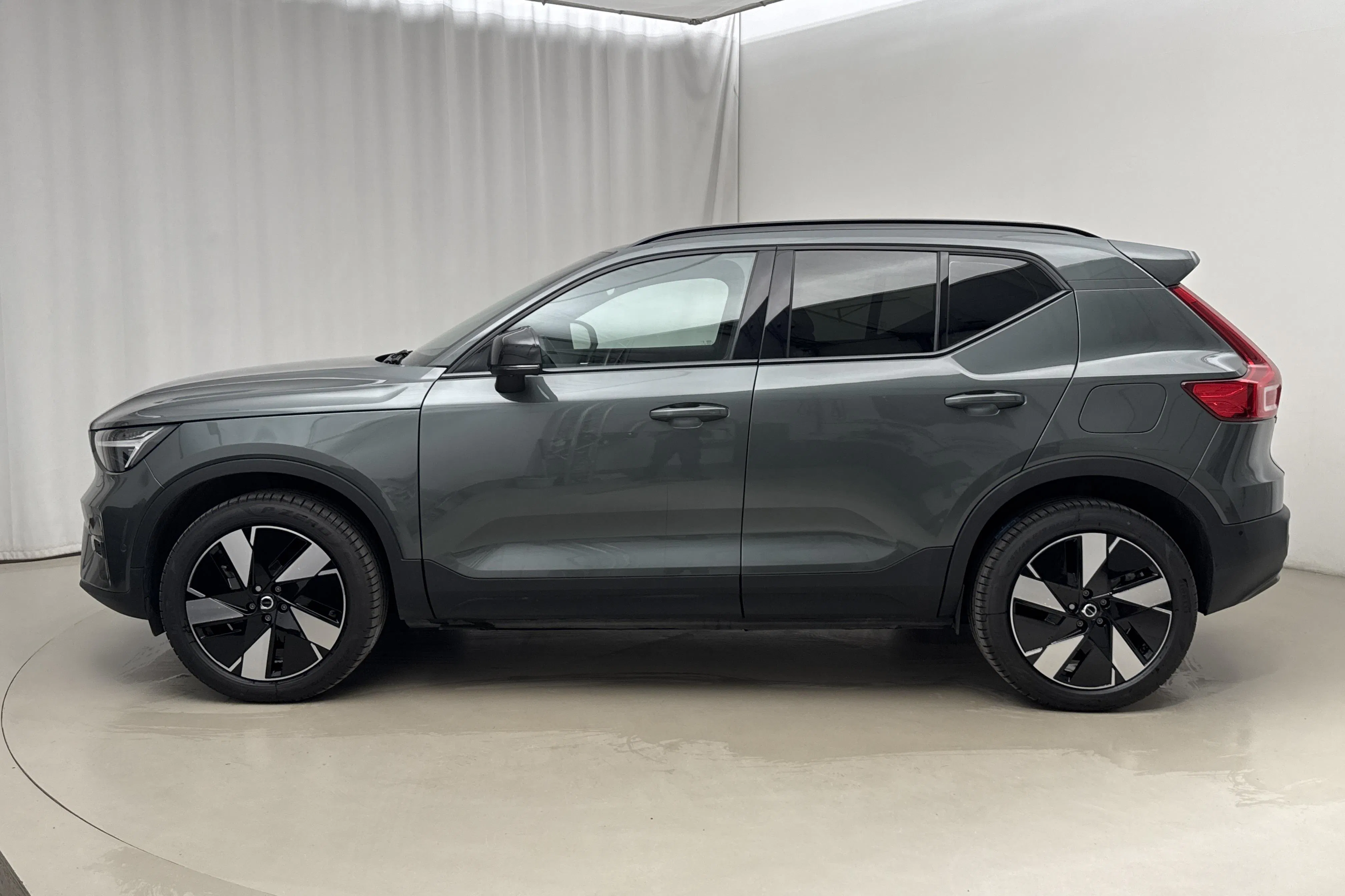 Presentationsfoto 2 av 24: Volvo EX40 Single Motor Extended Range (252hk) - 869 mil - Automat - Dark Green - 2026