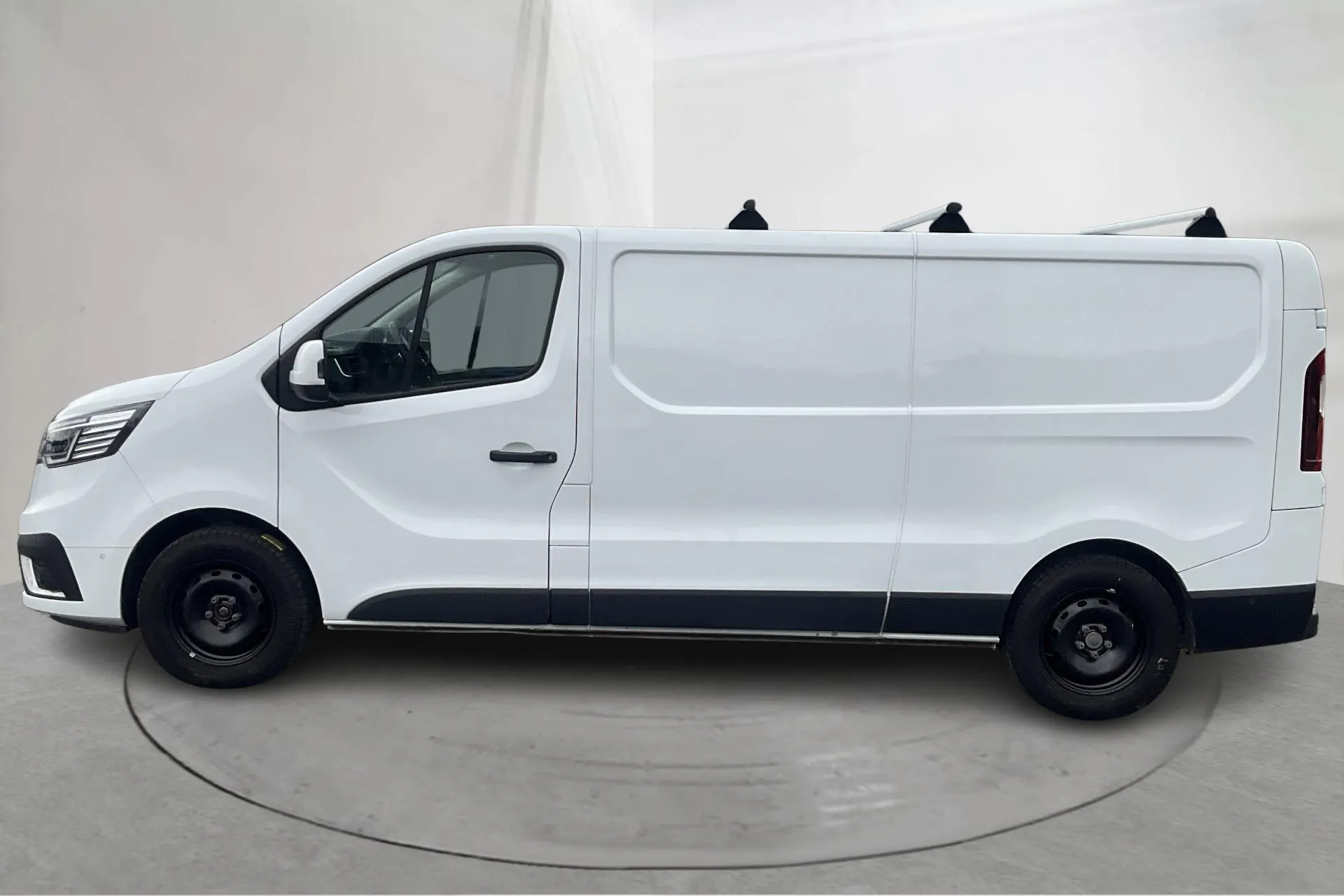 Presentationsfoto 2 av 14: Renault Trafic 2.0 dCi Skåp (150hk) - 3 566 mil - Manuell - vit - 2023