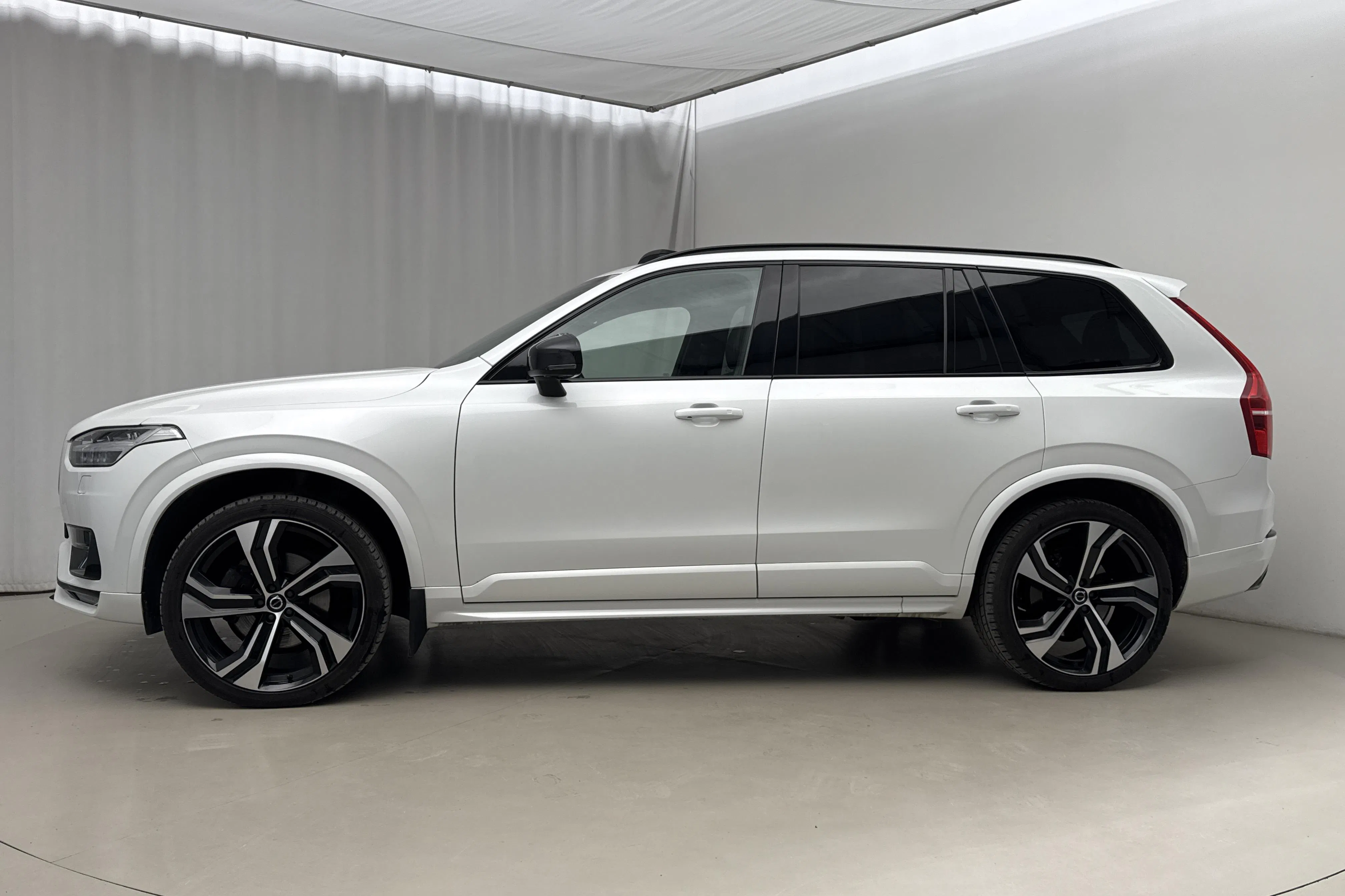 Presentationsfoto 2 av 32: Volvo XC90 B5 Mildhybrid, Diesel AWD (235hk) - 17 617 mil - Automat - vit - 2020