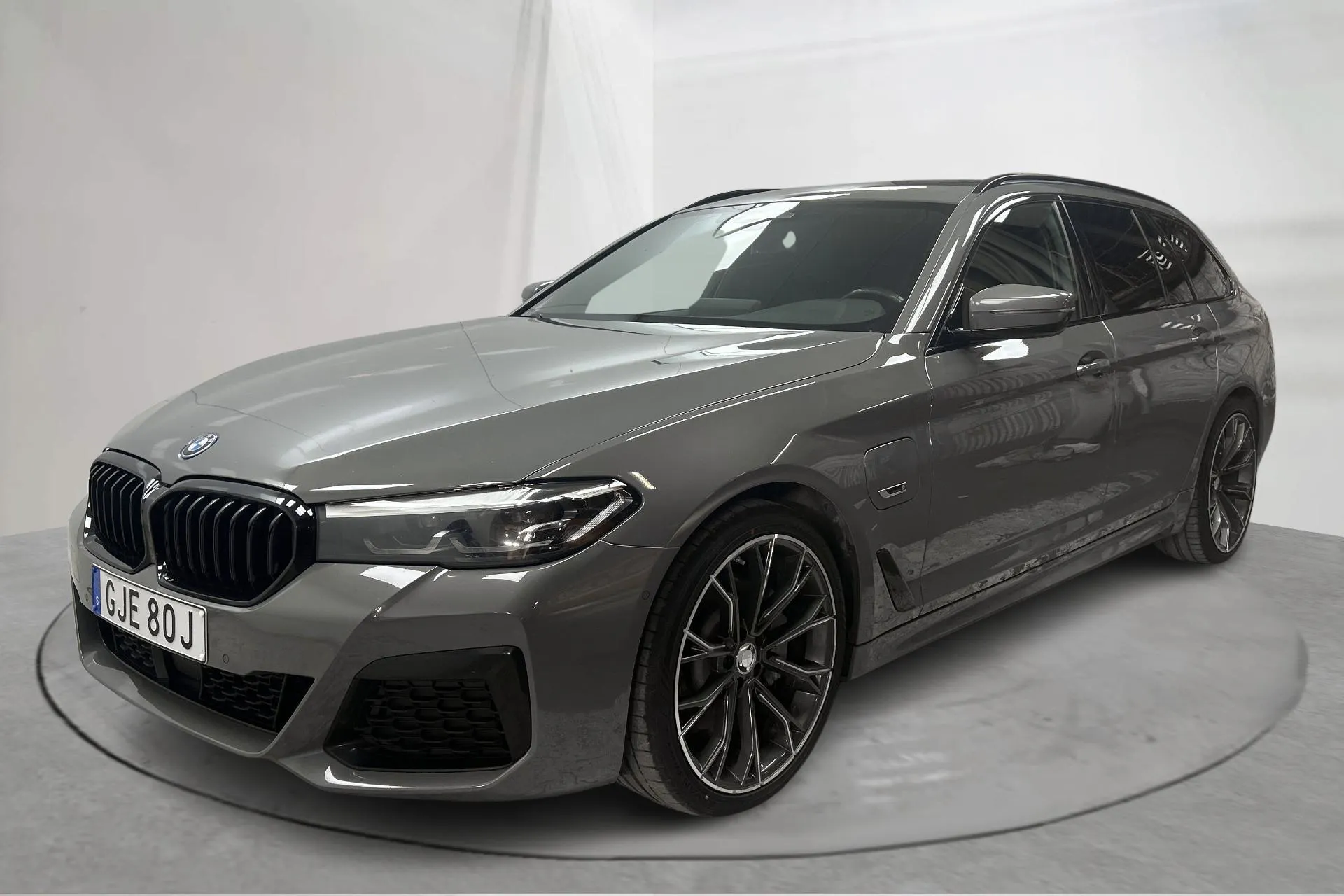Presentation photo 1 of 19: BMW 530e xDrive Touring, G31 12kWh LCI (292hk) - 109 180 km - Automatic - gray - 2022