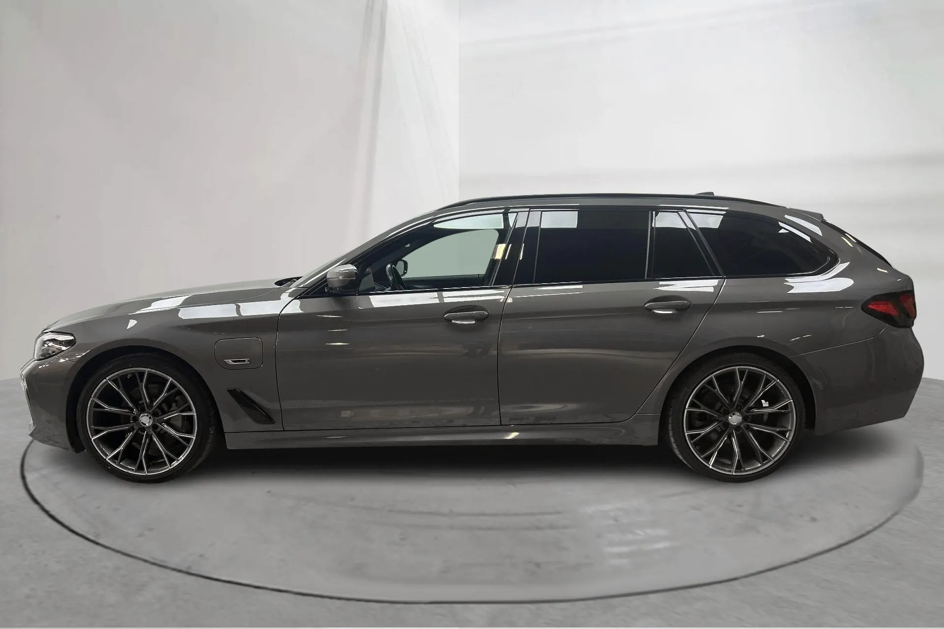 Presentation photo 2 of 19: BMW 530e xDrive Touring, G31 12kWh LCI (292hk) - 109 180 km - Automatic - gray - 2022