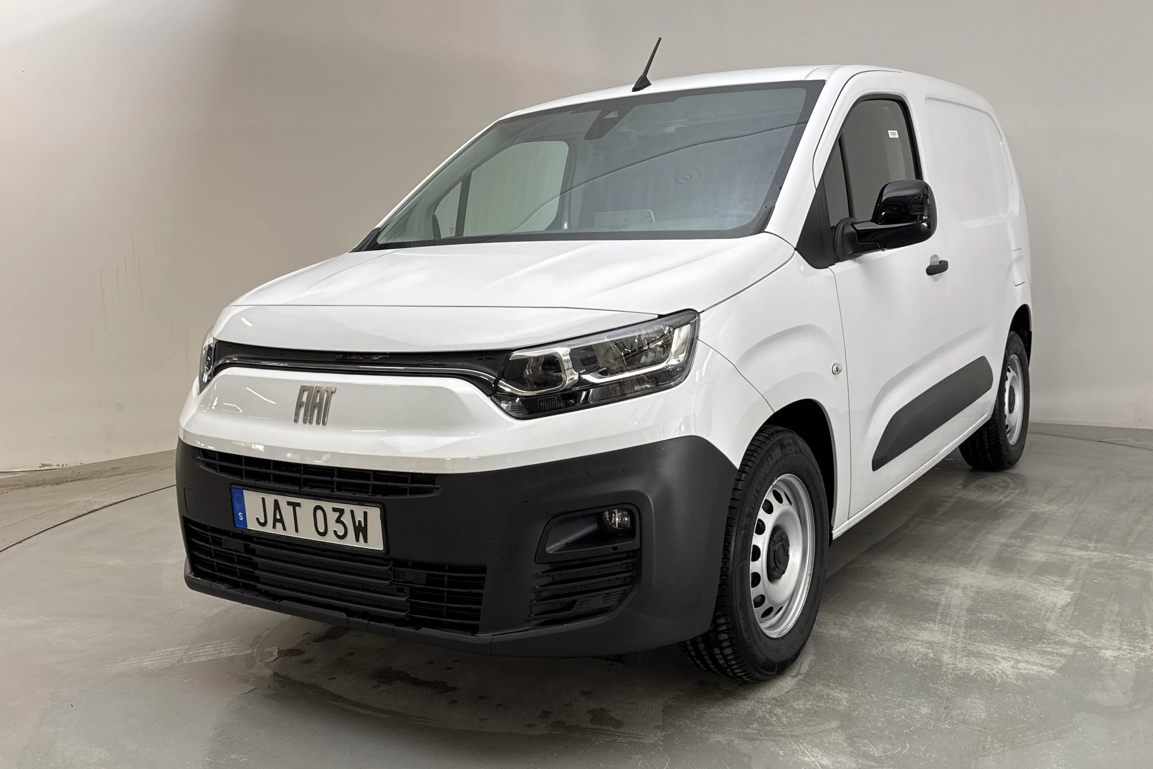 Presentation photo 1 of 13: Fiat E-Doblo 50kWh (136hk) - 30 km - Automatic - white - 2024