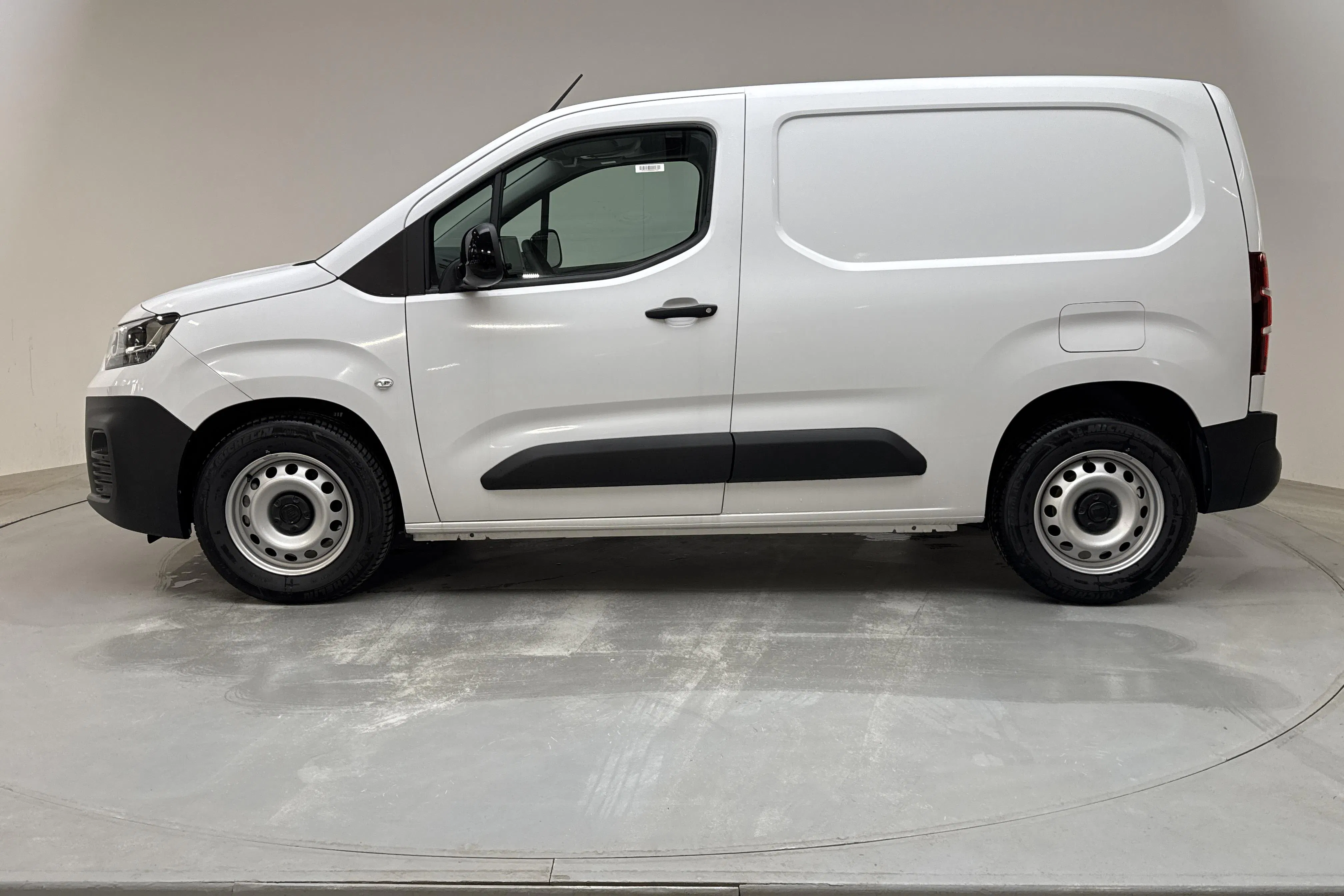 Presentation photo 2 of 13: Fiat E-Doblo 50kWh (136hk) - 30 km - Automatic - white - 2024