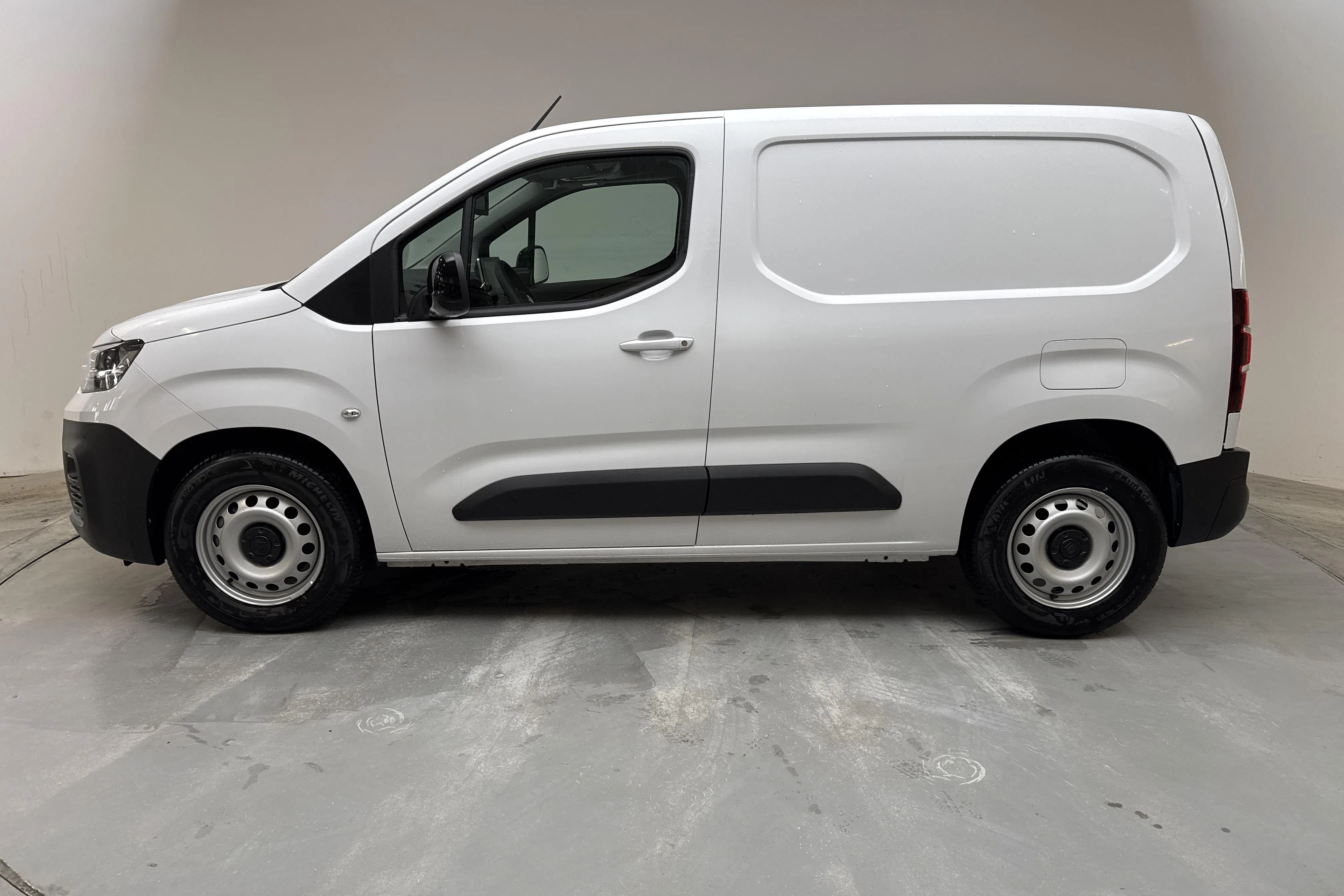 Presentation photo 2 of 13: Fiat E-Doblo 50kWh (136hk) - 10 km - Automatic - white - 2024