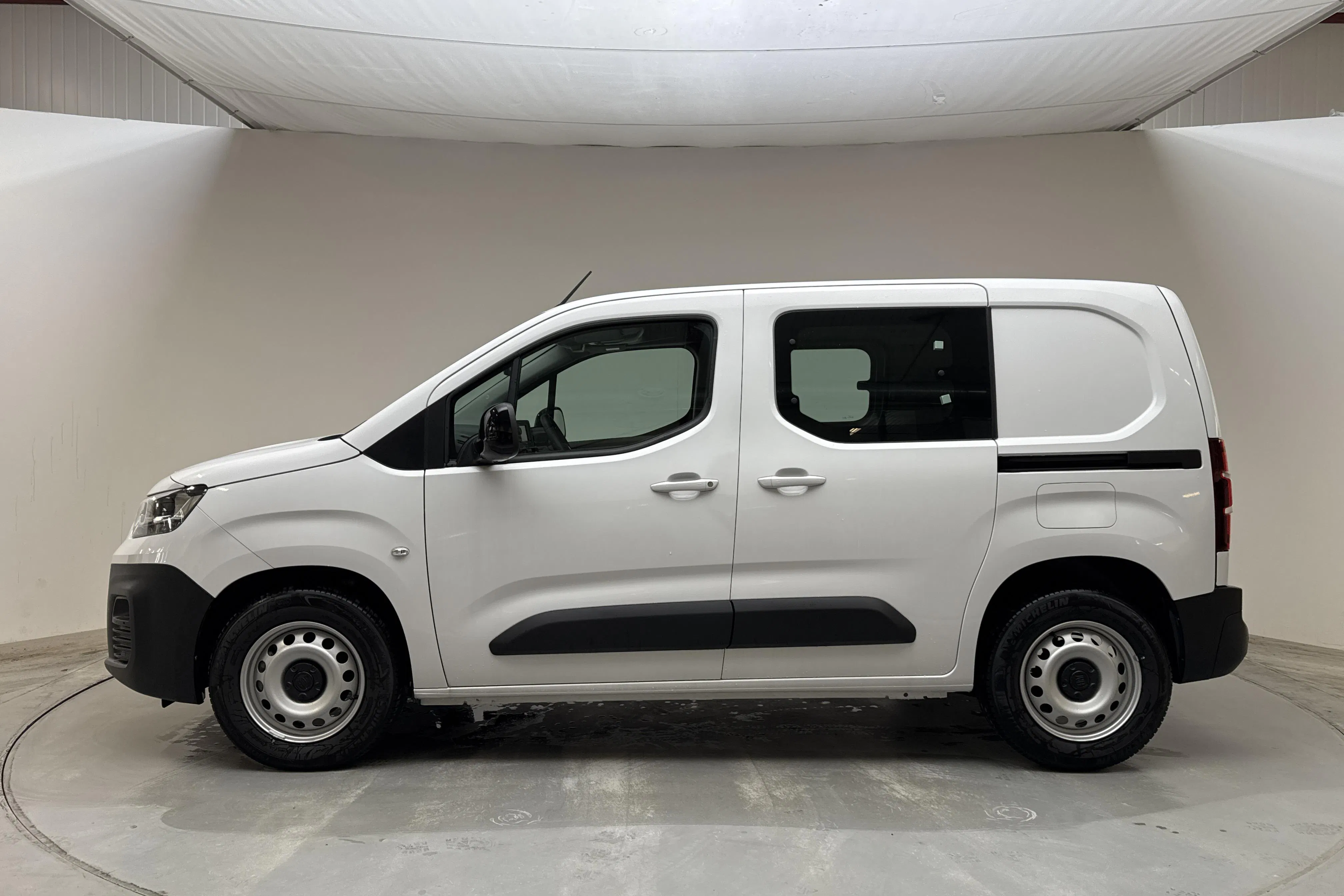 Presentation photo 2 of 14: Fiat E-Doblo 50kWh (136hk) - 10 km - Automatic - white - 2024