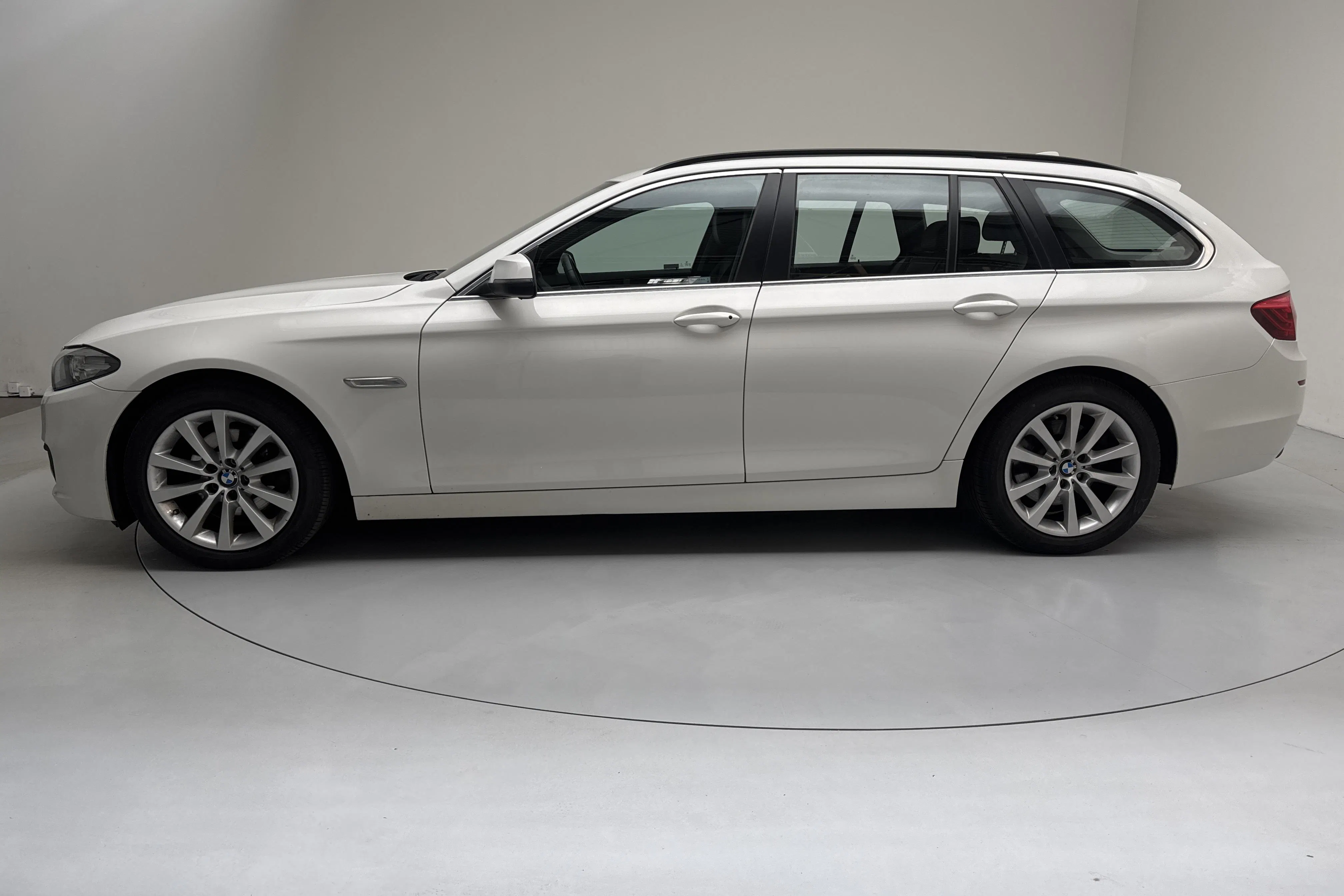 Presentationsfoto 2 av 12: BMW 520d xDrive Touring, F11 (190hk) - 15 817 mil - Automat - vit - 2017