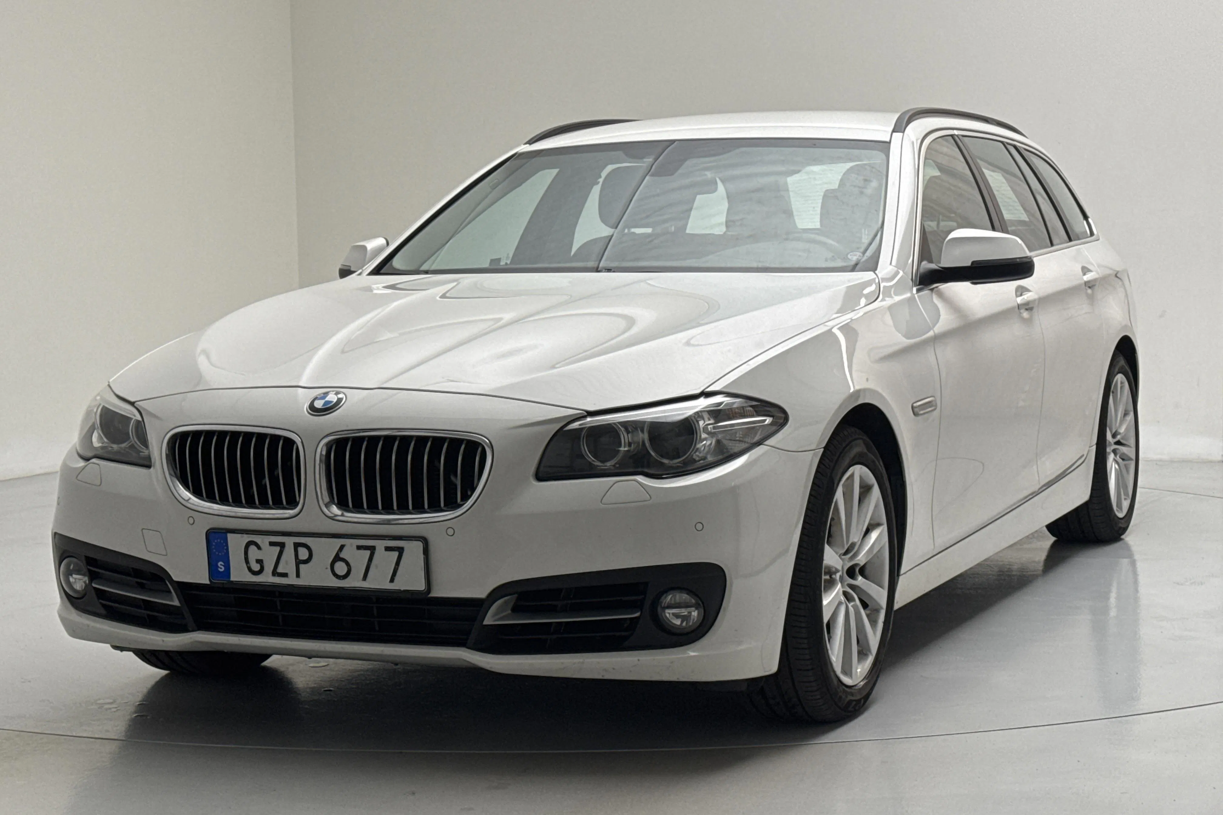Presentationsfoto 1 av 12: BMW 520d xDrive Touring, F11 (190hk) - 15 817 mil - Automat - vit - 2017