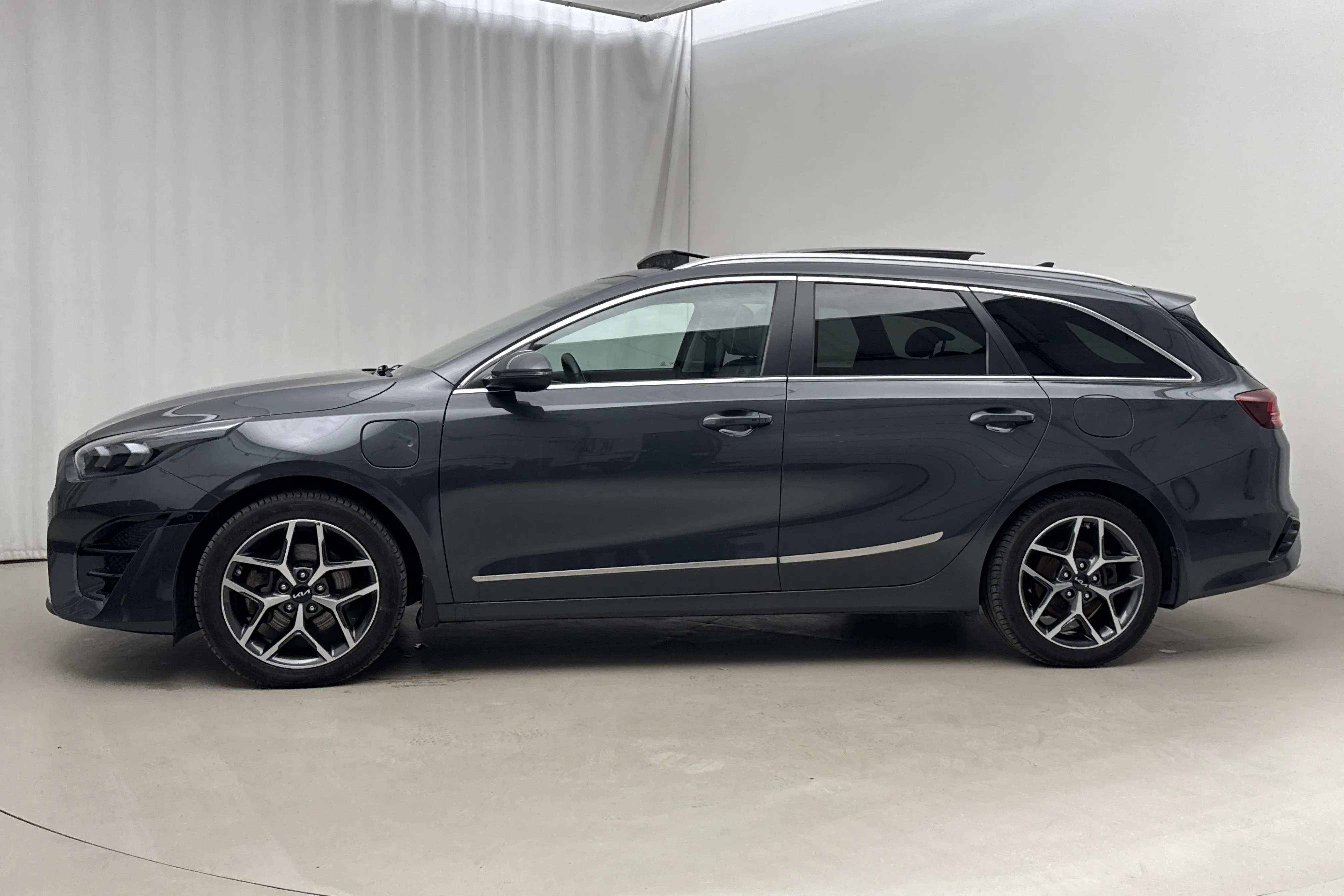 Presentationsfoto 2 av 26: KIA Ceed 1.6 Plug-in Hybrid SW (141hk) - 5 719 mil - Automat - grå - 2023