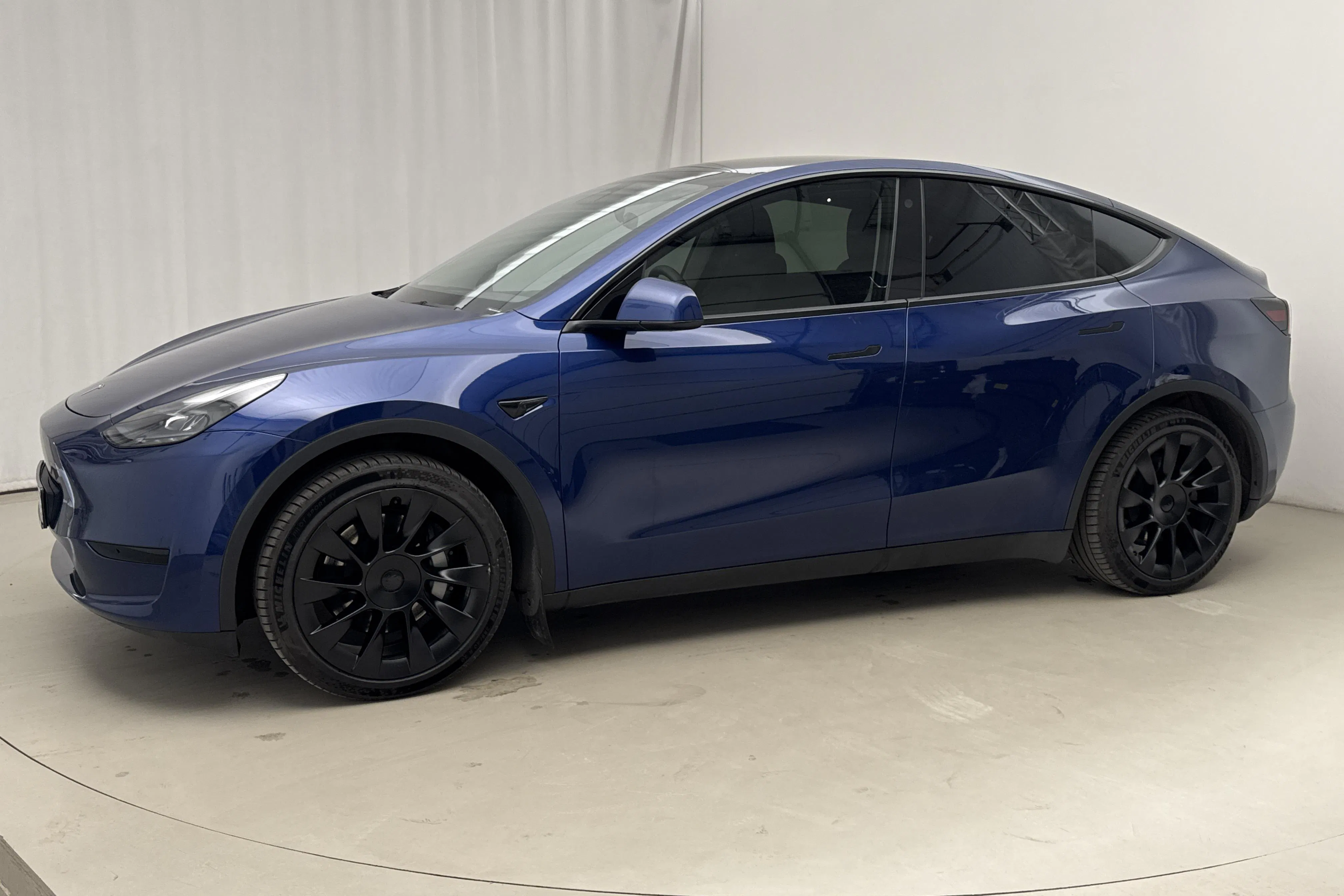 Presentationsfoto 2 av 22: Tesla Model Y RWD - 7 270 mil - Automat - blå - 2023