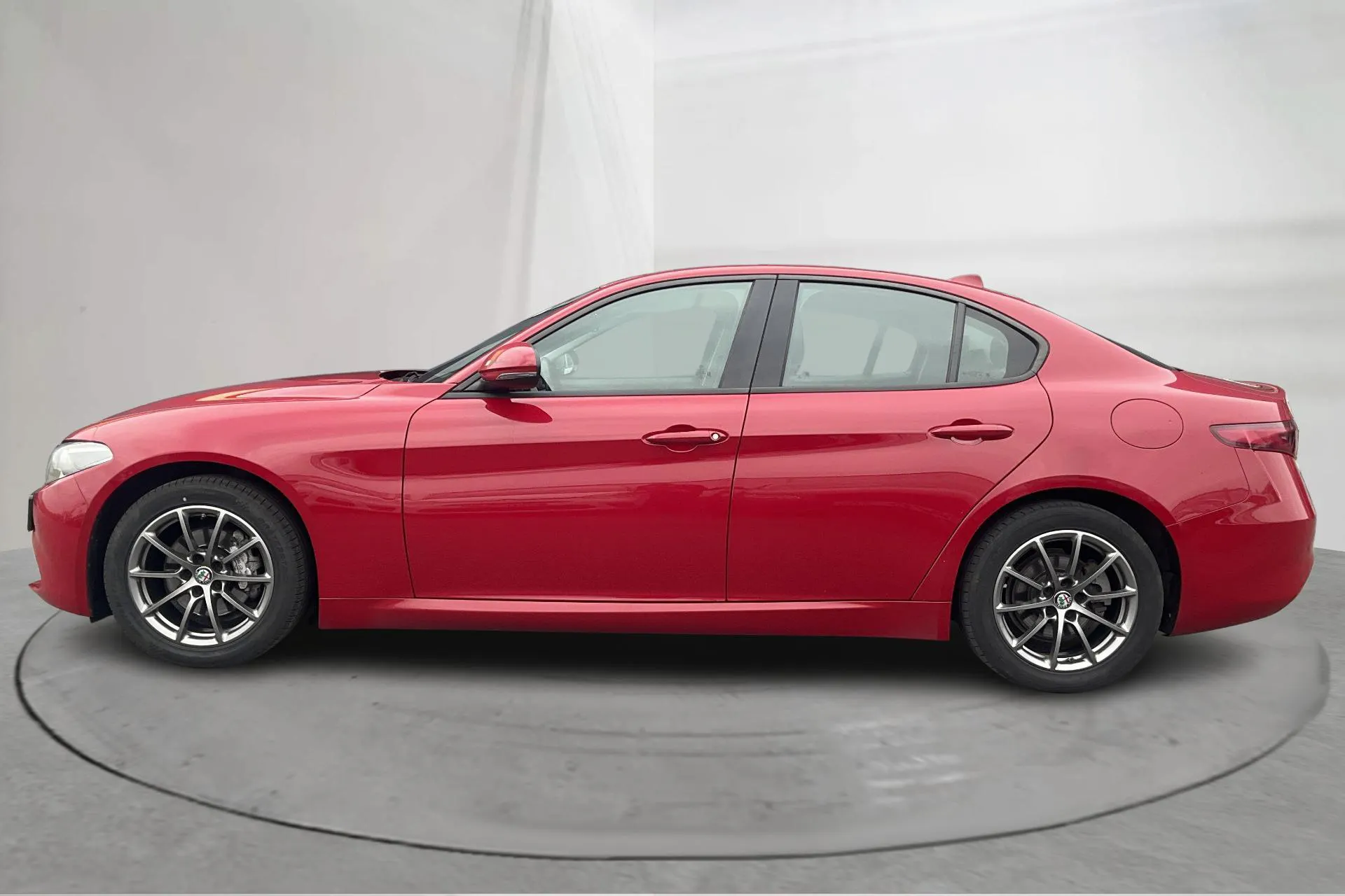 Presentation photo 2 of 15: Alfa Romeo Giulia 2.0 (200hk) - 117 000 km - Automatic - red - 2019