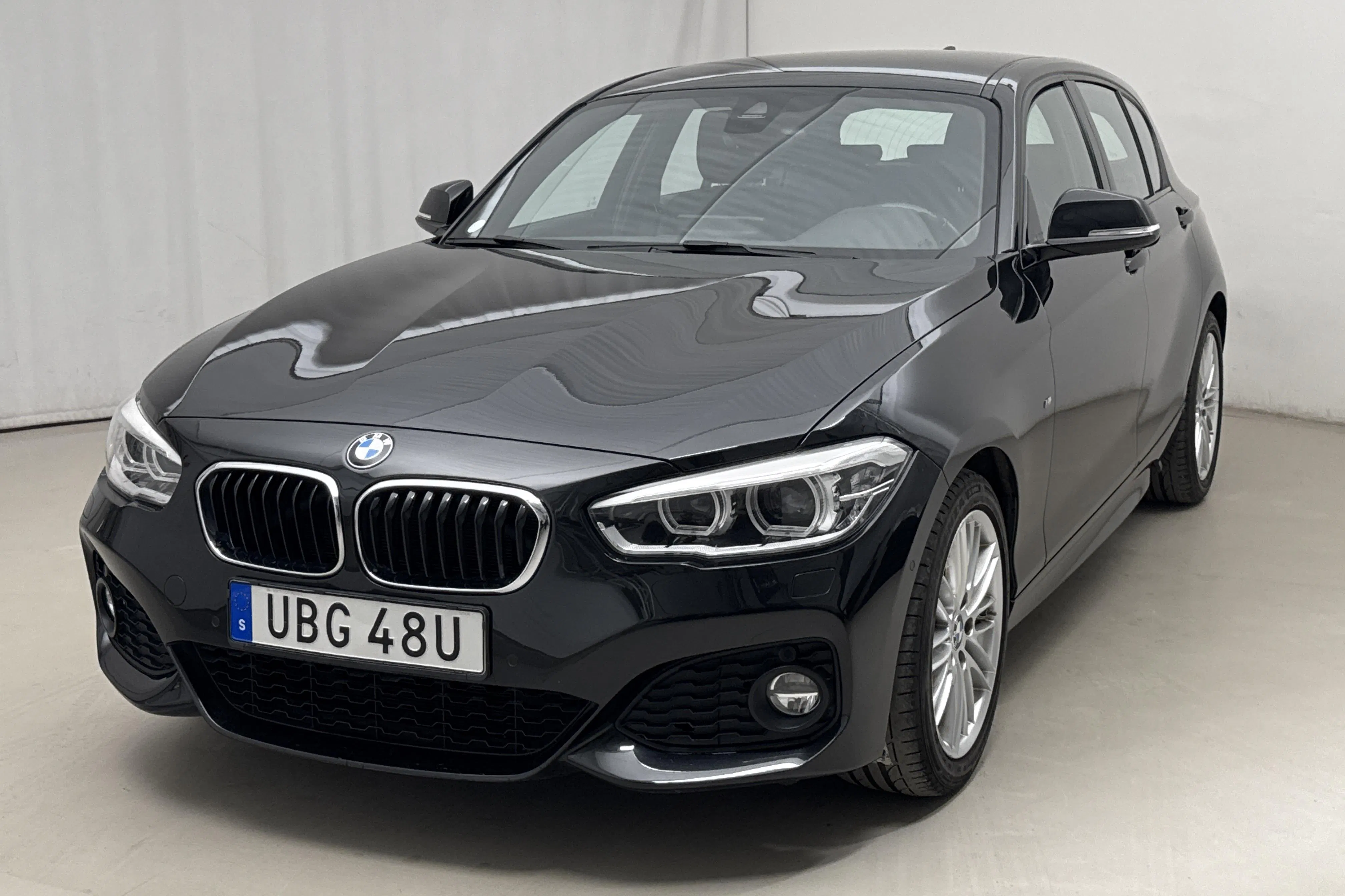 Presentation photo 1 of 17: BMW 120i 5dr, F20 (184hk) - 66 070 km - Automatic - black - 2019