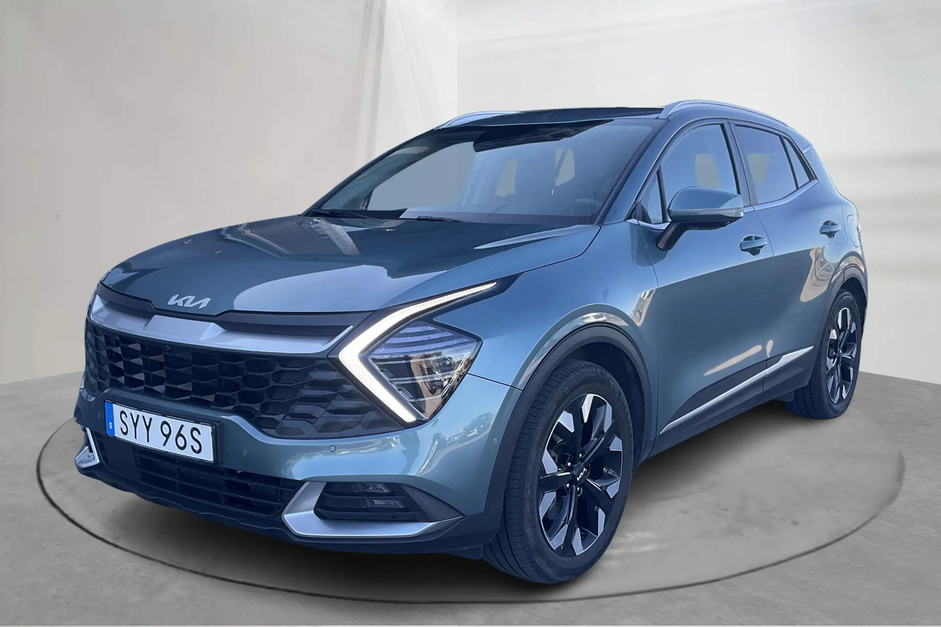 Presentationsfoto 1 av 18: KIA Sportage PHEV AWD (265hk) - 10 515 mil - Automat - grå - 2022