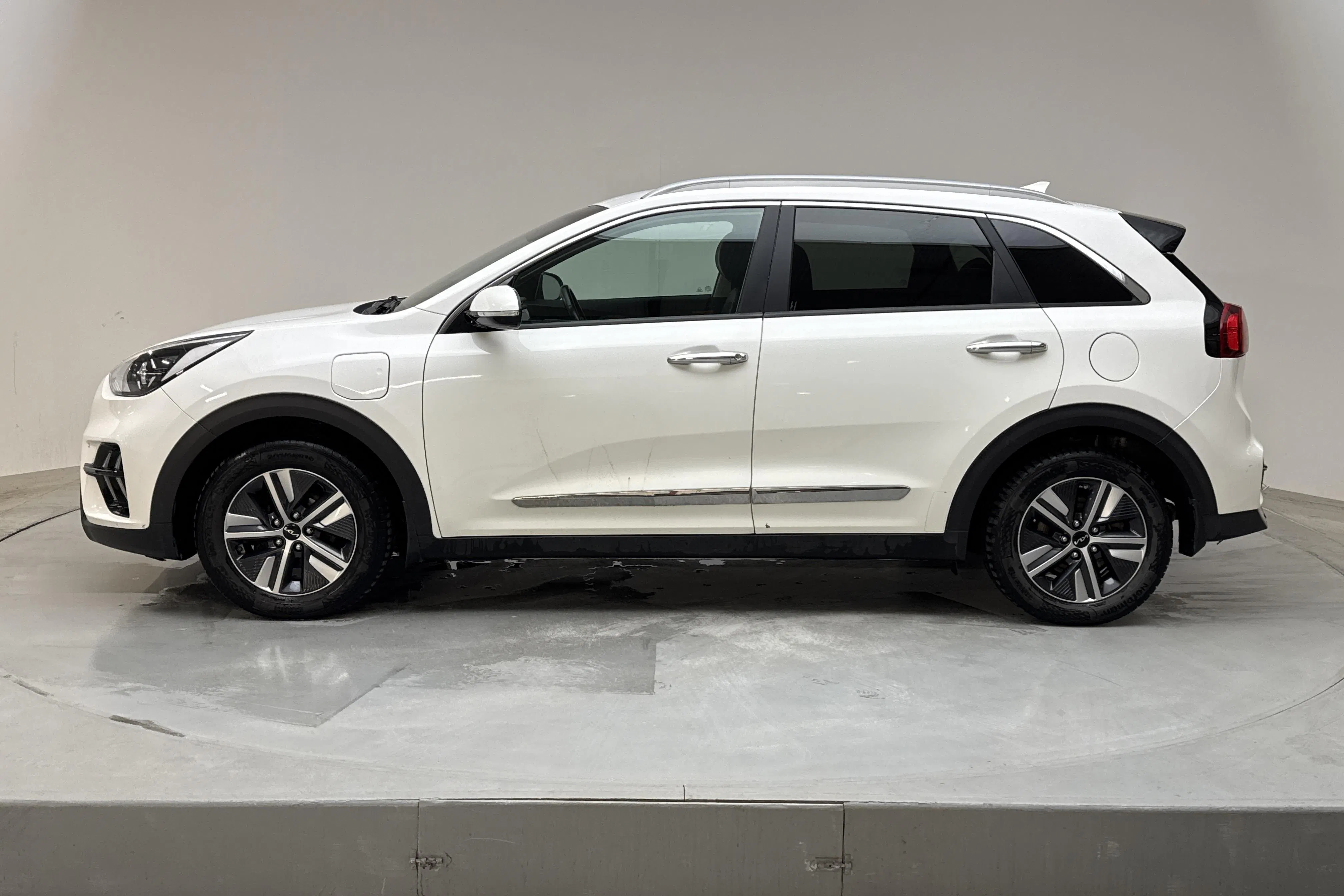 Esittelykuva 2 osoitteesta 19: KIA Niro Plug-in Hybrid 1.6 (141hk) - 126 410 km - Automaattinen - valkoinen - 2022